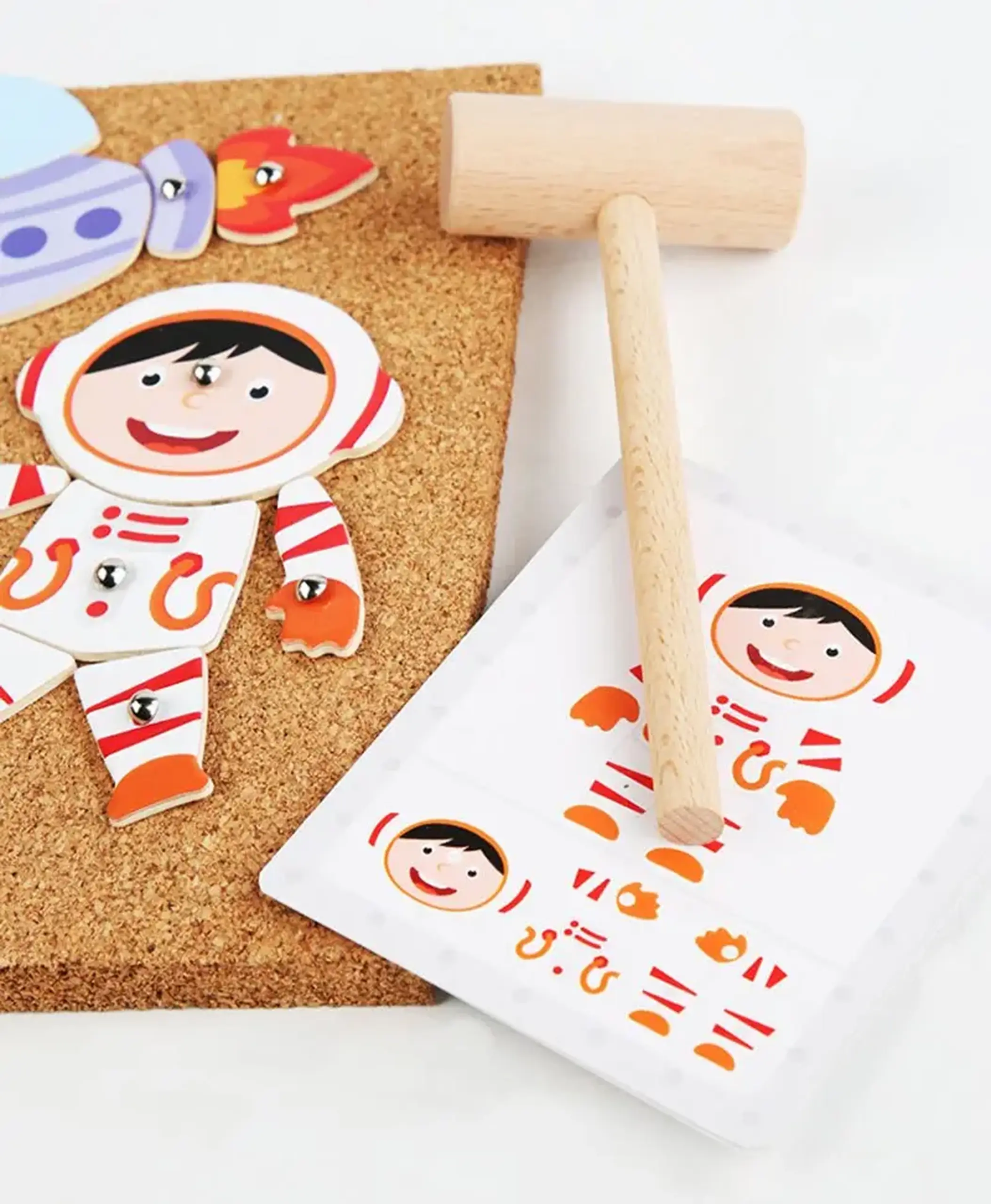Puzzle Tablă de plută cu pioneze și ciocan