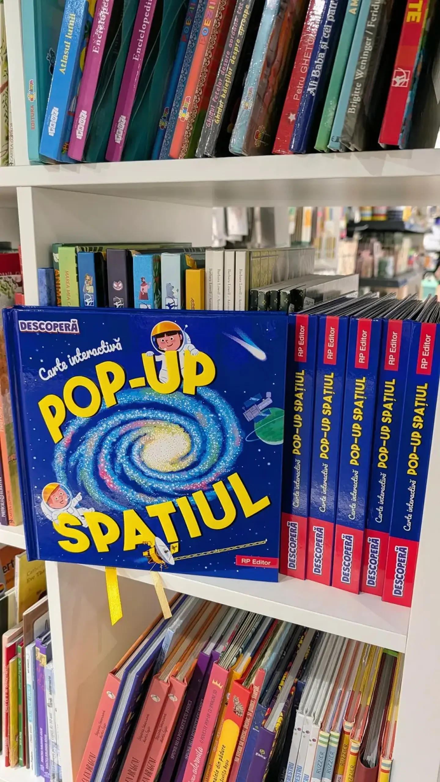 Spațiul: Carte interactivă pop-up