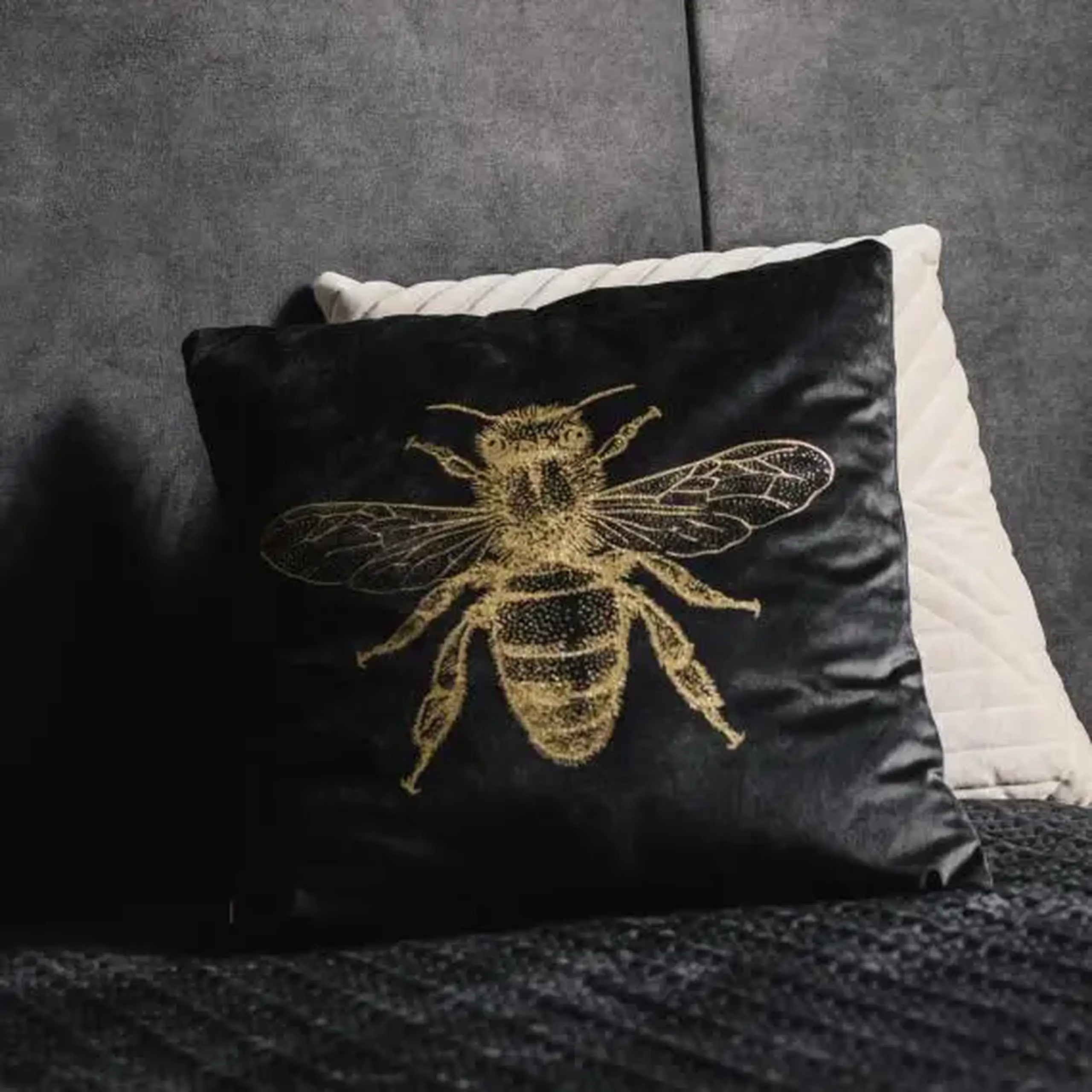 Față de pernă QUEENBEE