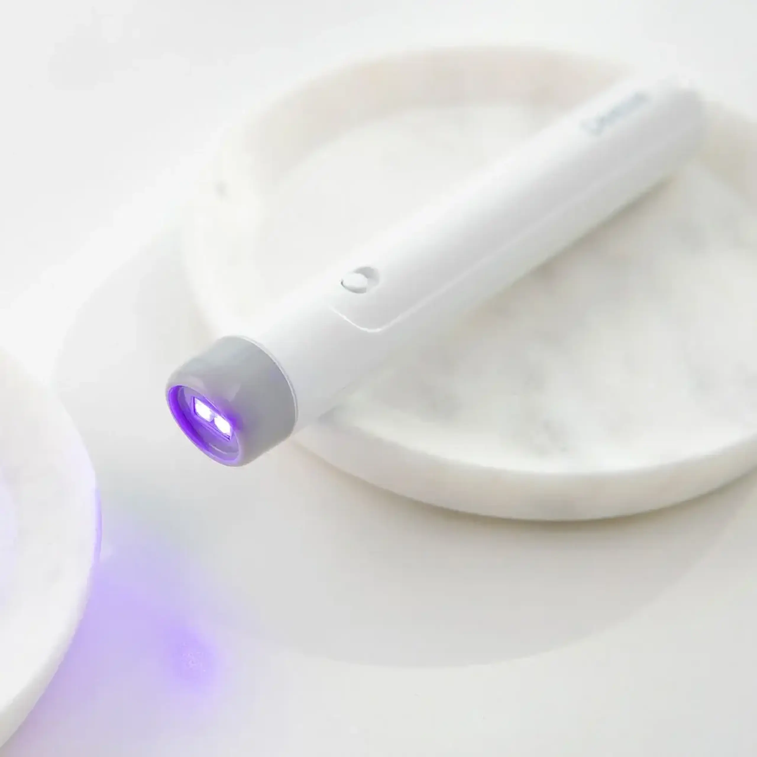 Dispozitiv pentru tratarea locală a acnei cu lumină albastră și lumină IR DR.CEURACLE DÉESSE AC SPOT HEALER