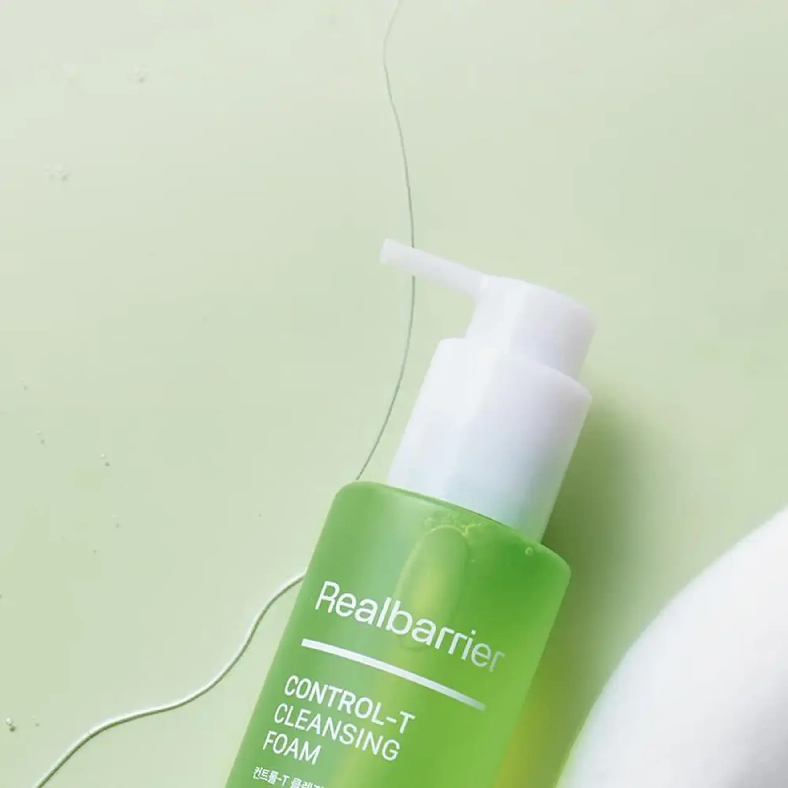 Spumă pentru curățarea pielii problematice și sensibilă cu excess de sebum Real Barrier Control-T Cleansing Foam 200ml