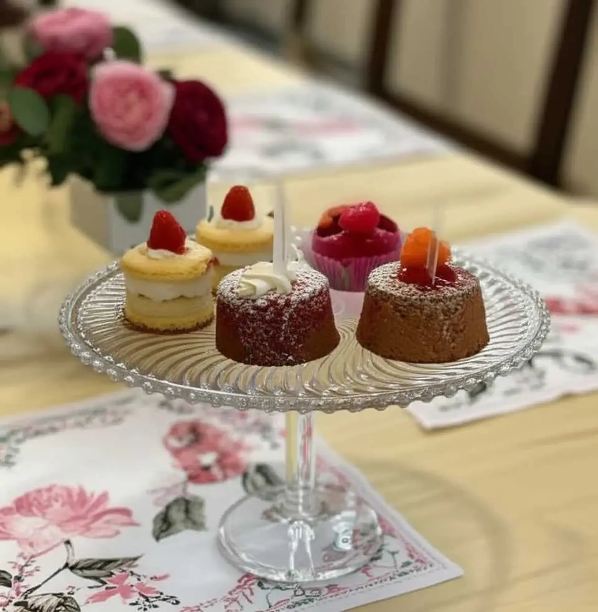 Platou din sticlă cu picior pentru patiserie 33x21 cm, Sencam