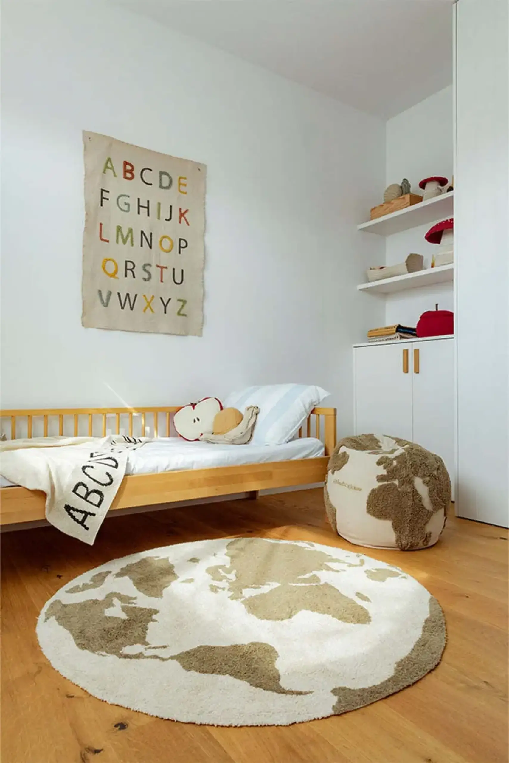 Covor lavabil Rugcycled World Map — Lorena Canals