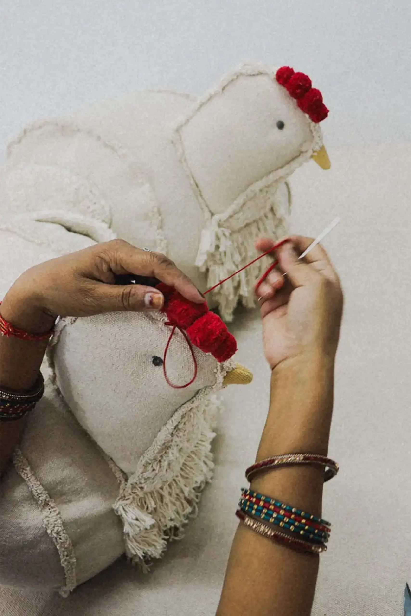 Puf decorativ „Chicken” — Lorena Canals