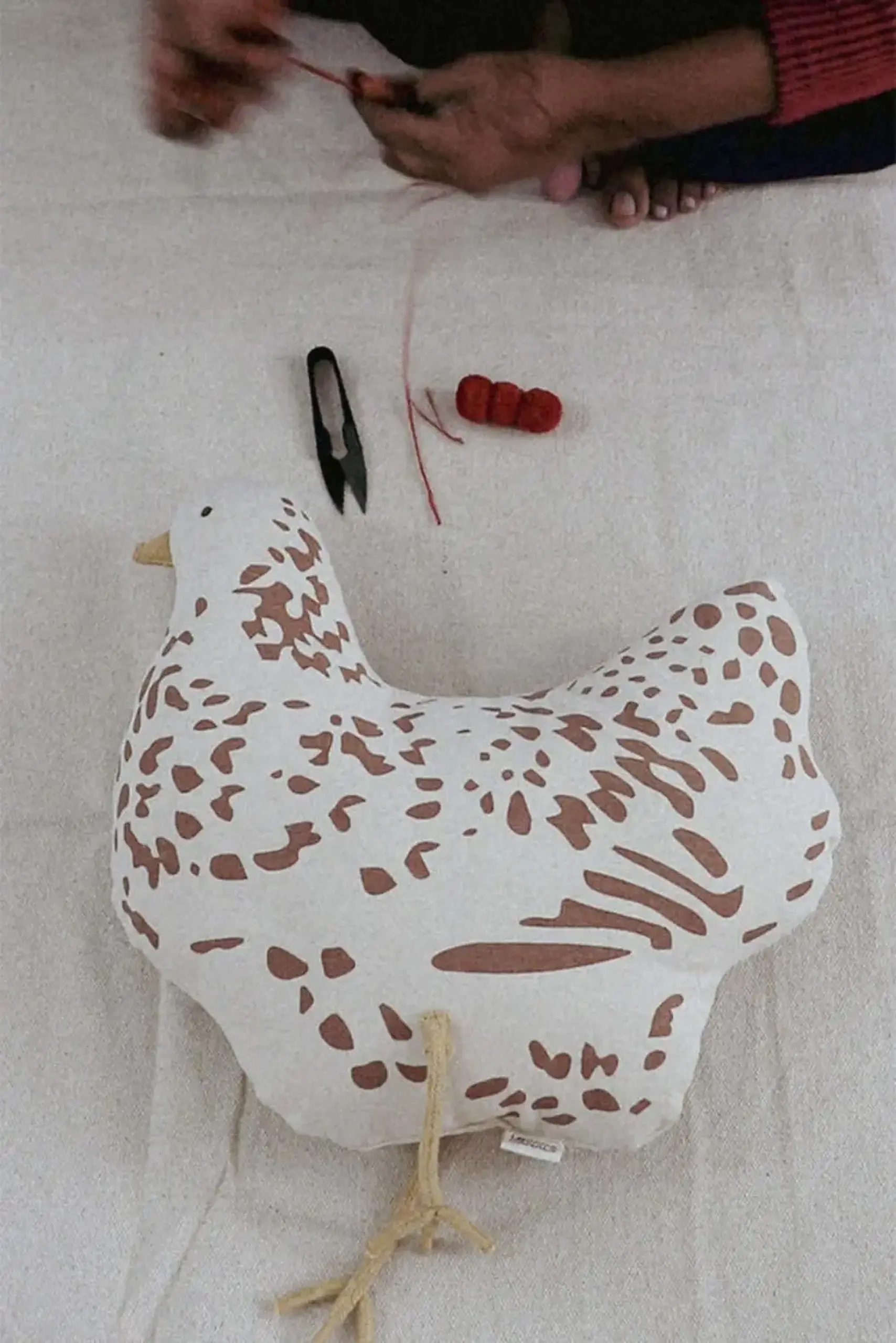 Pernă decorativă „Chicken” — Lorena Canals