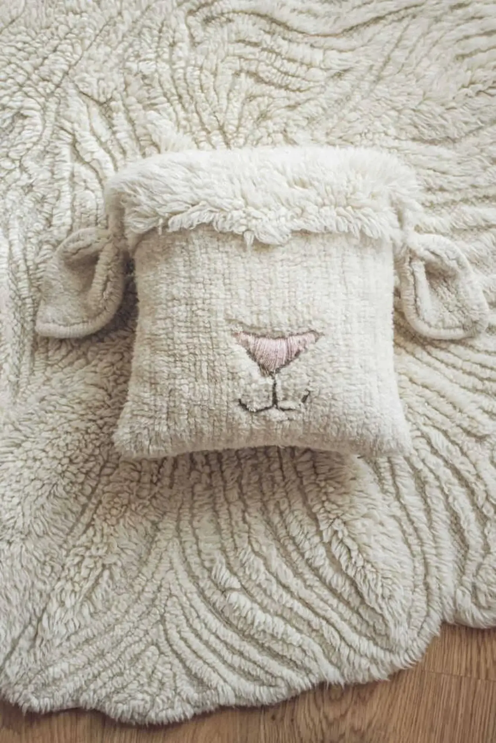Pernă decorativă din lână „Pink Nose Sheep” — Lorena Canals