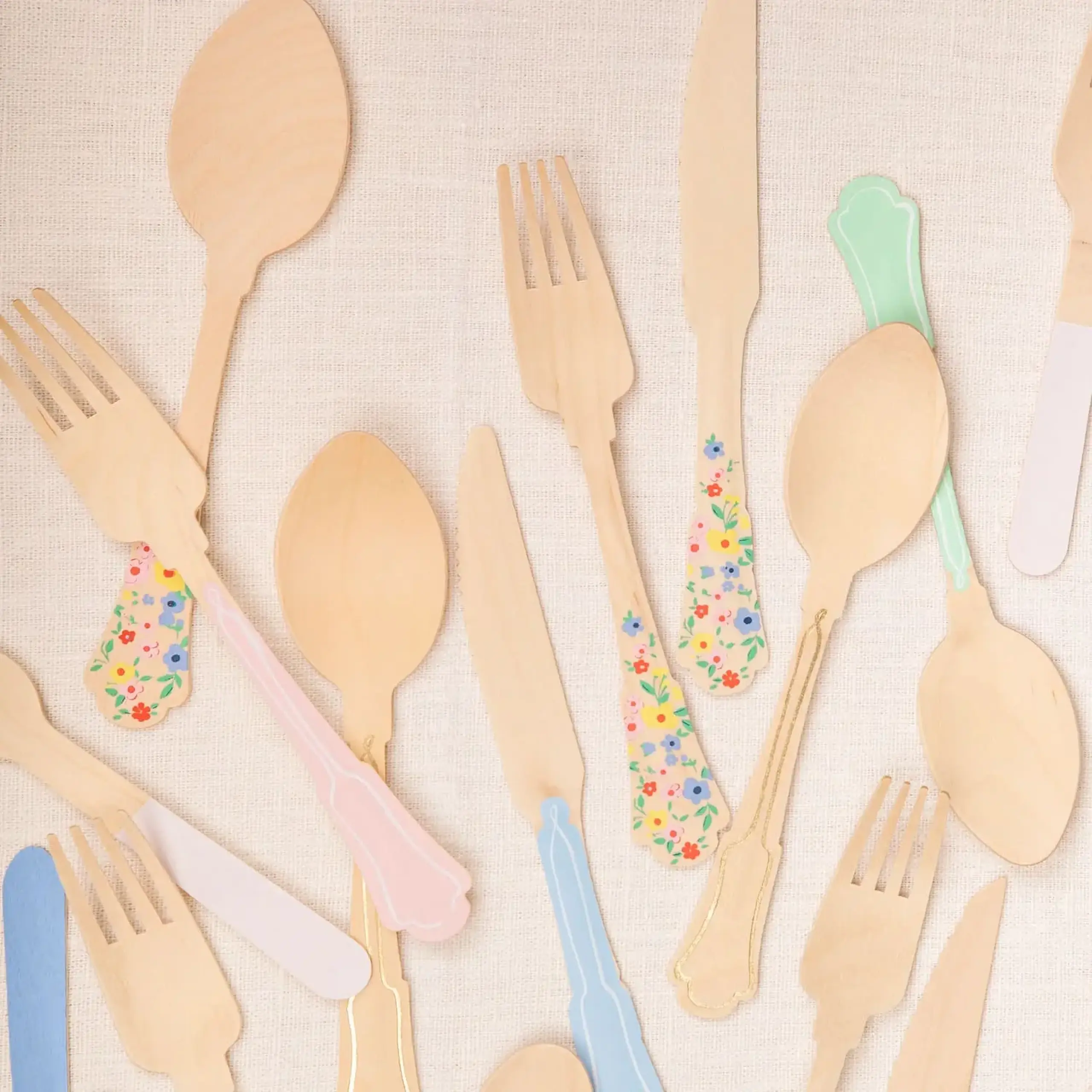 Set de 24 de tacâmuri din lemn, culori pastel — Meri Meri