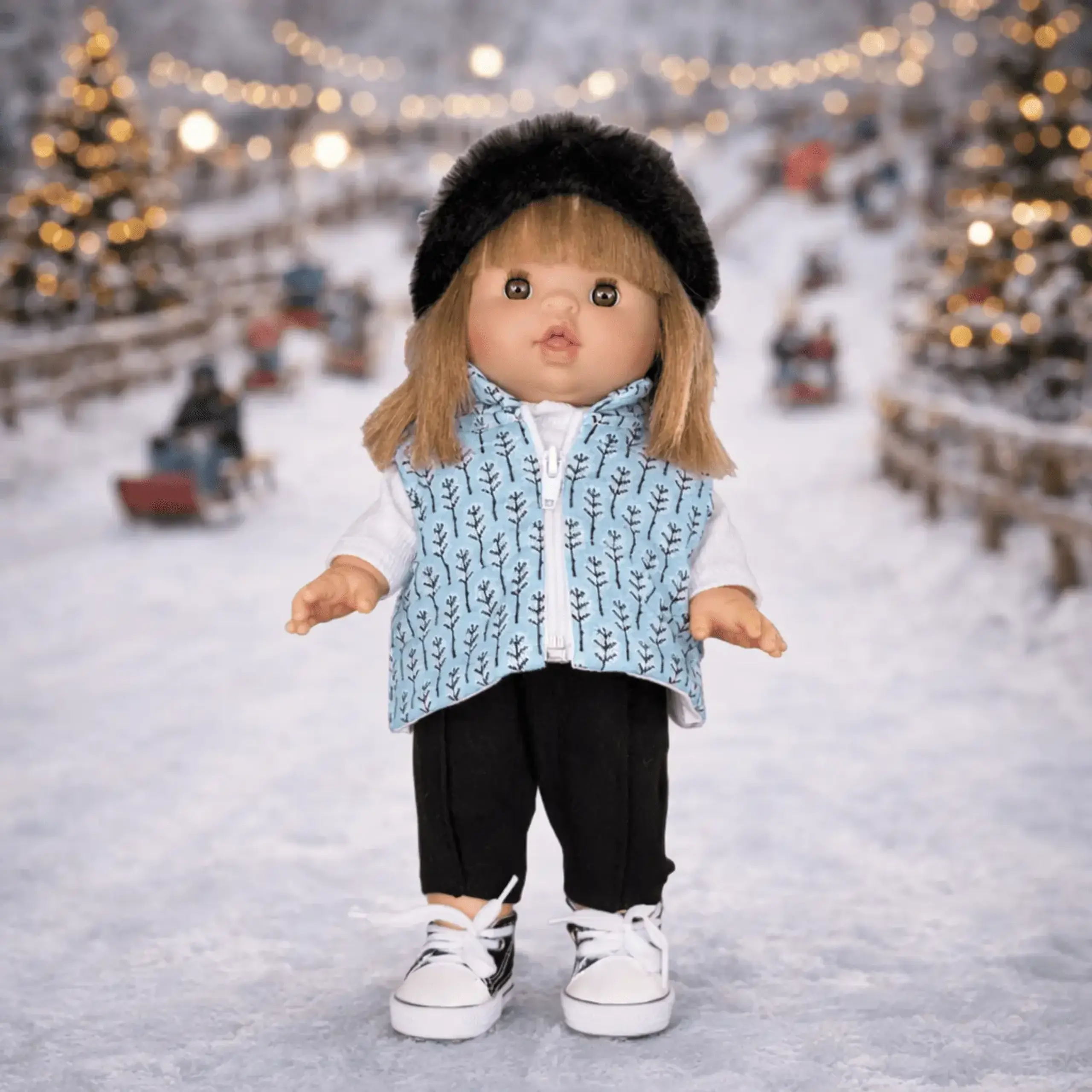 Păpușa Zoélie cu vestă albastră — Minikane