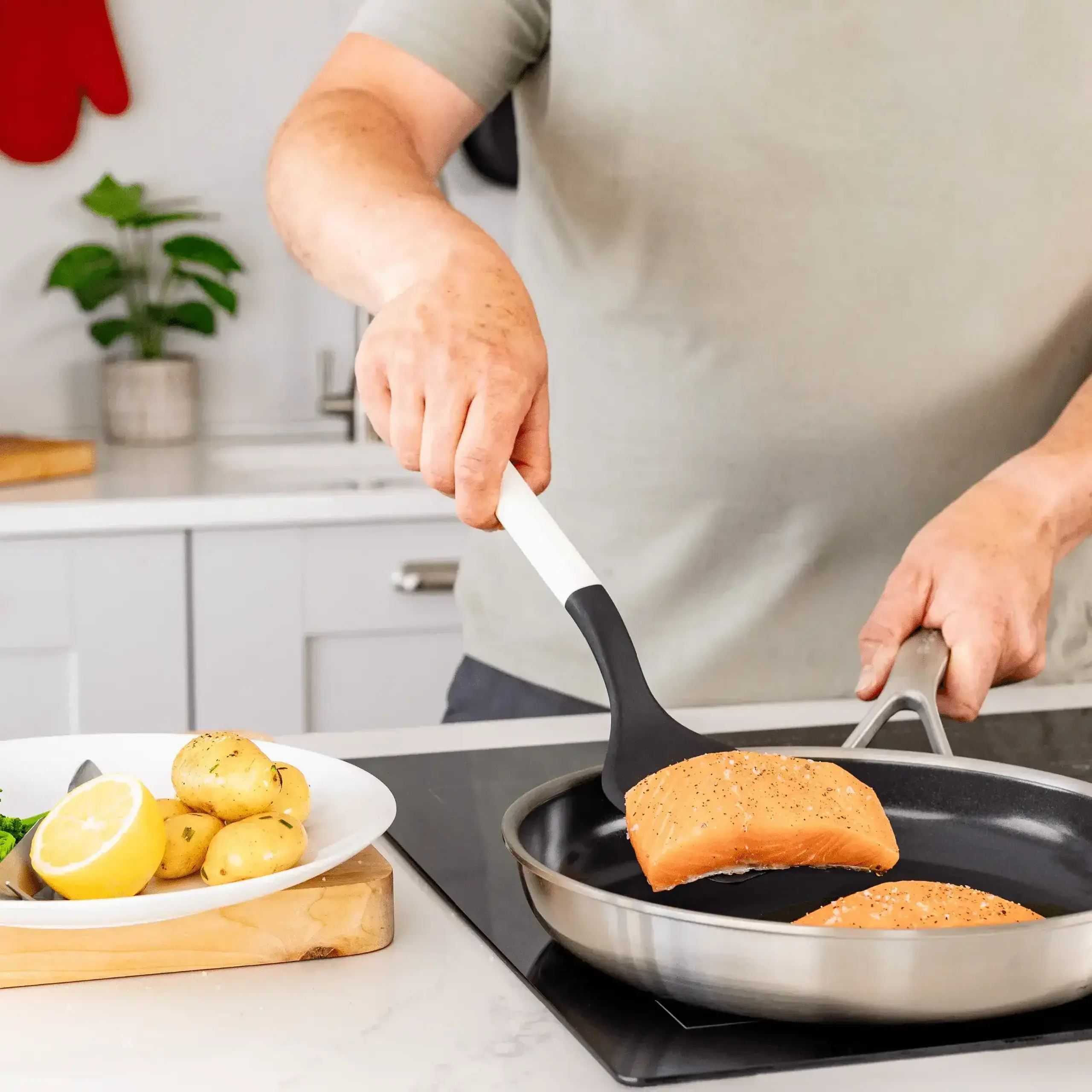 Paletă plină pentru întors KitchenAid, alb porțelan, 34 cm