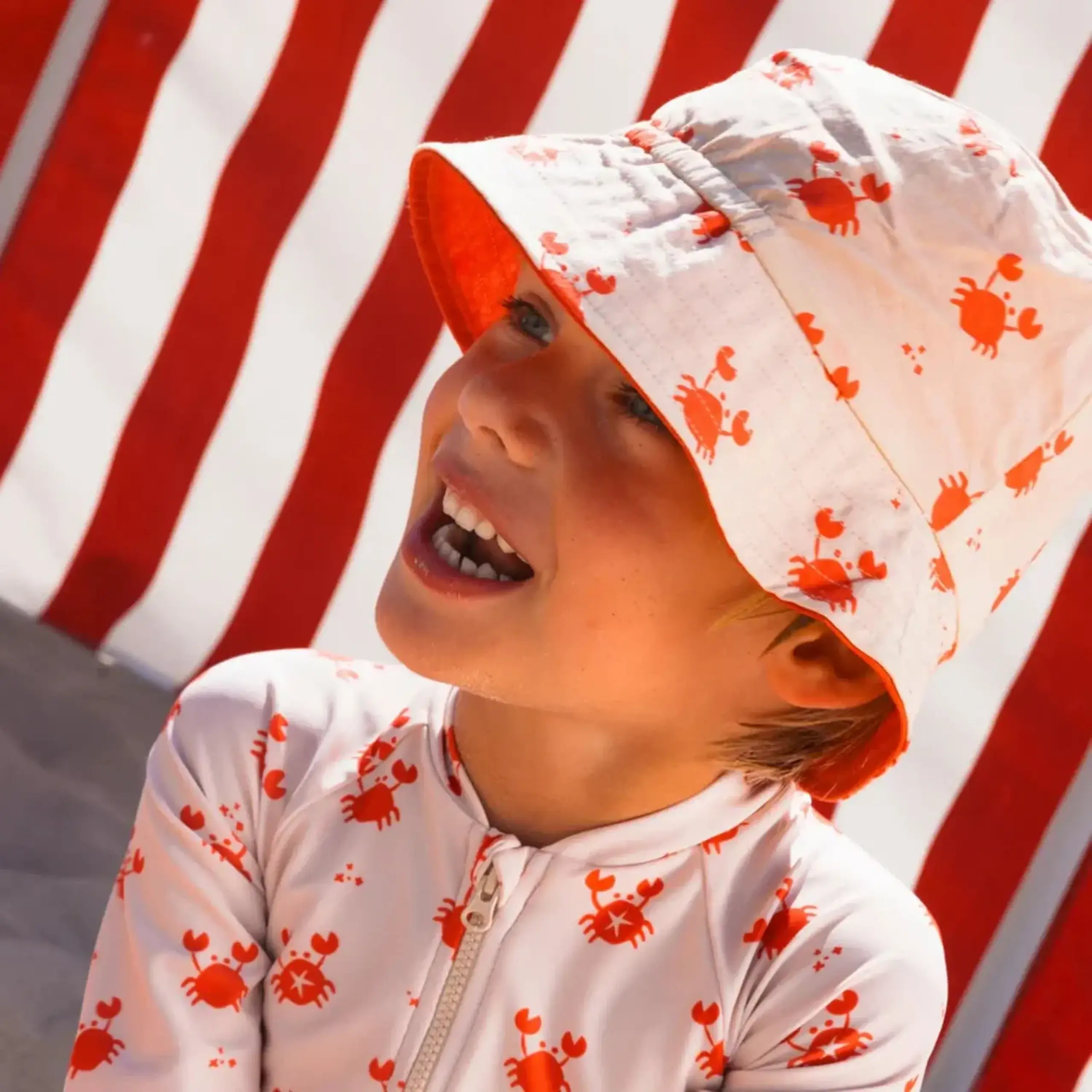Pălărie UV reversibilă „Red Crabby” — Swim Essentials - 2/4 Years