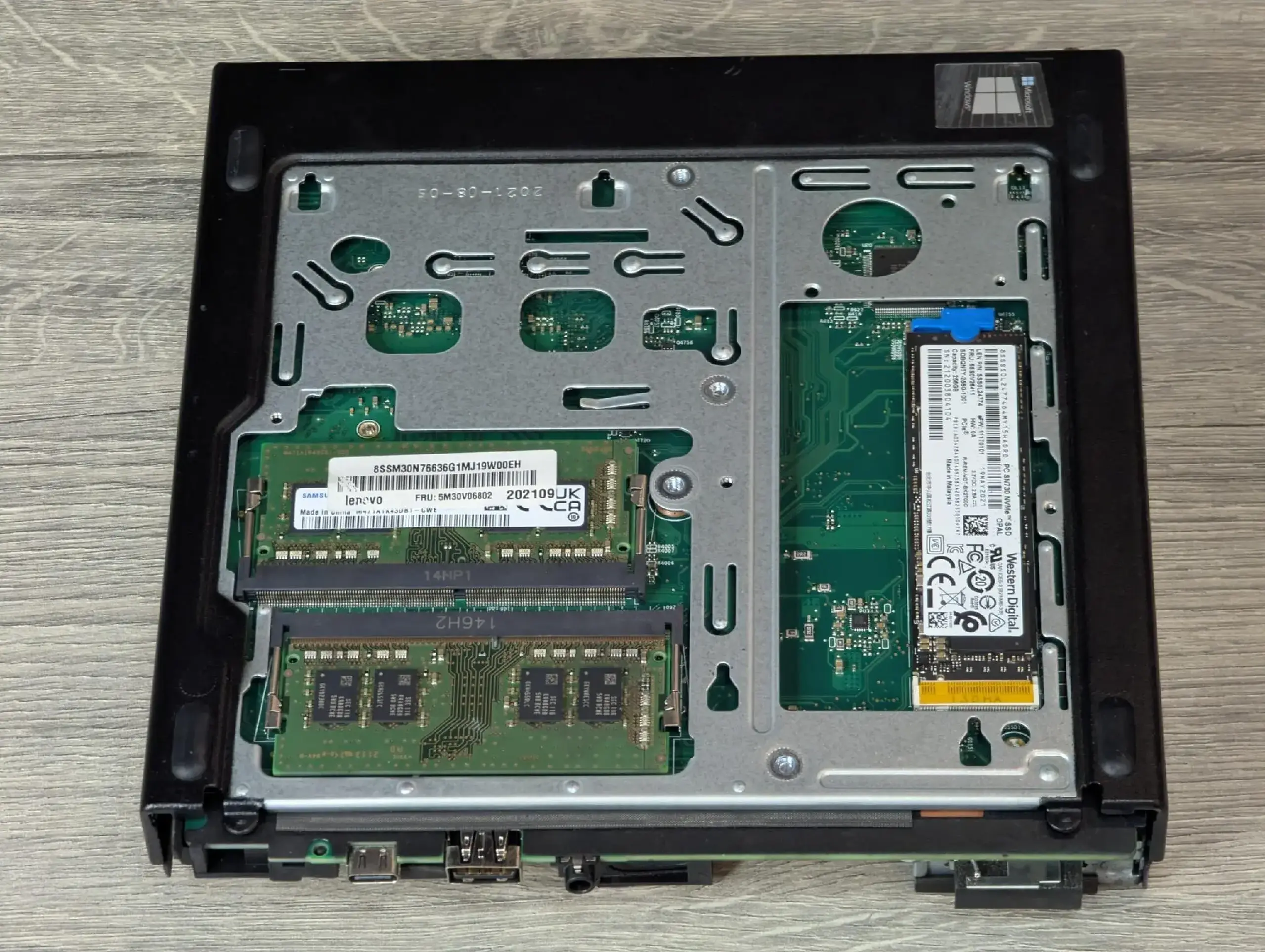 Lenovo ThinkCentre M70q Tiny | Intel i5-1035G1 | 16GB RAM | 256GB SSD + 320GB HDD