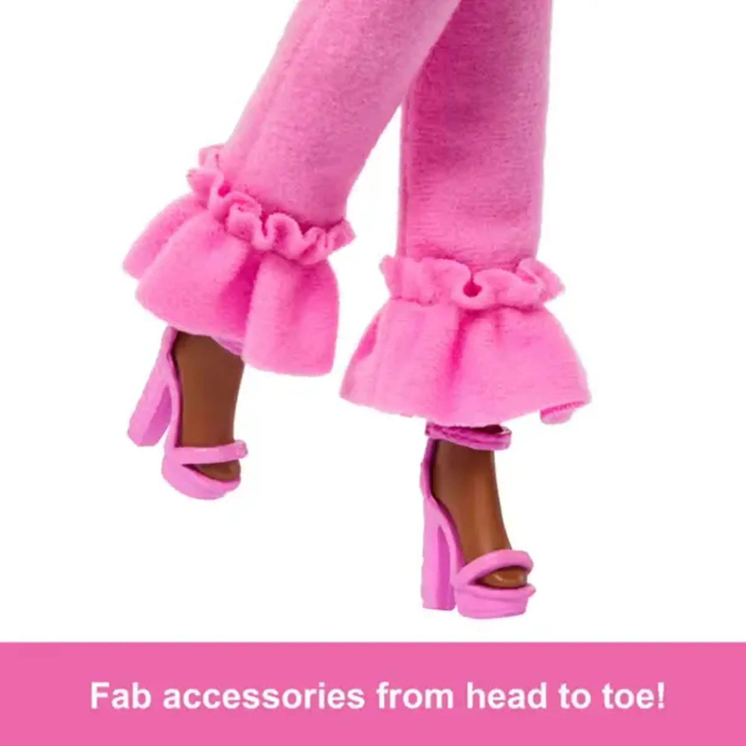 Păpușa Barbie "Fashionistă într-un costum roz"