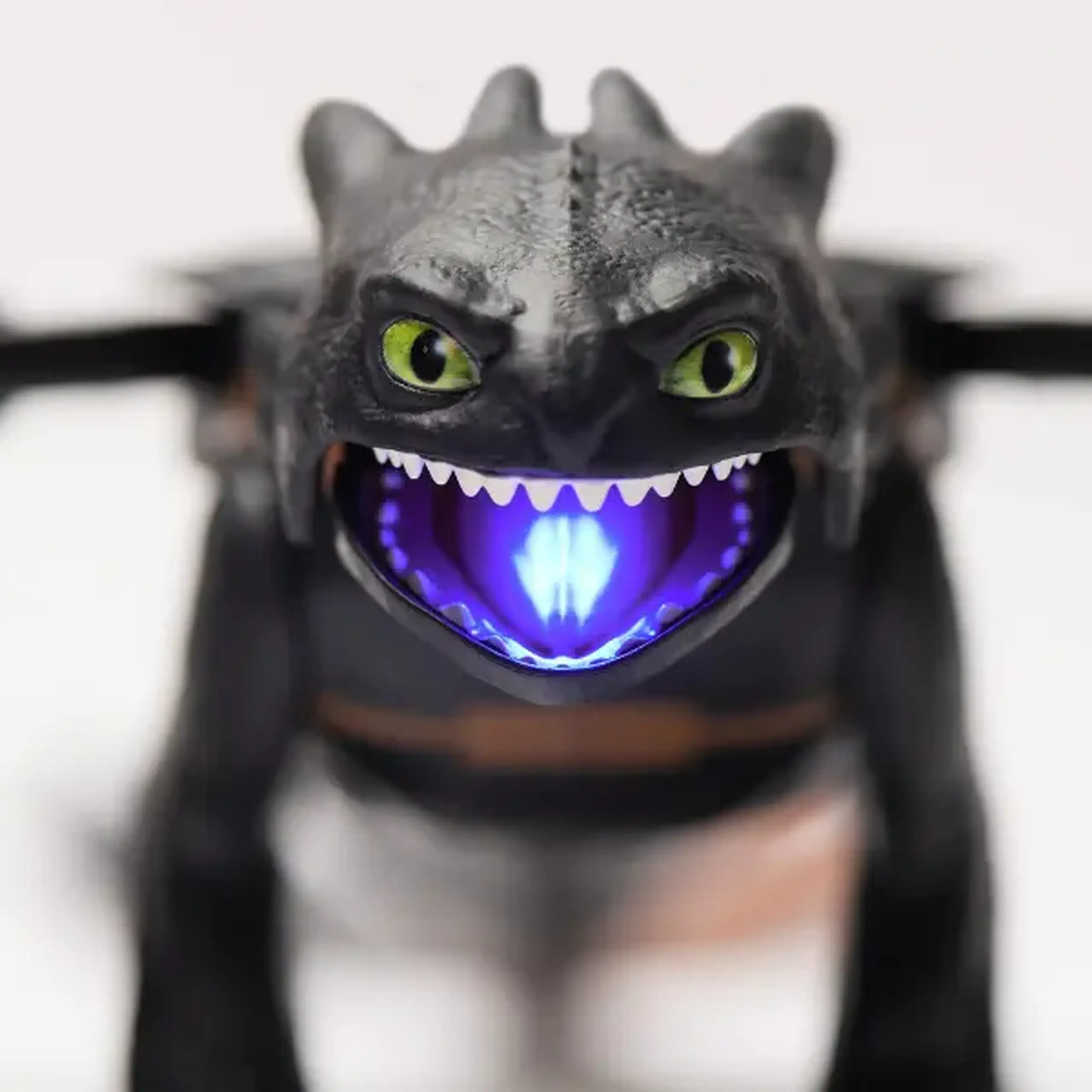 Jucărie interactivă "Toothless" cu efecte de lumină și sunet