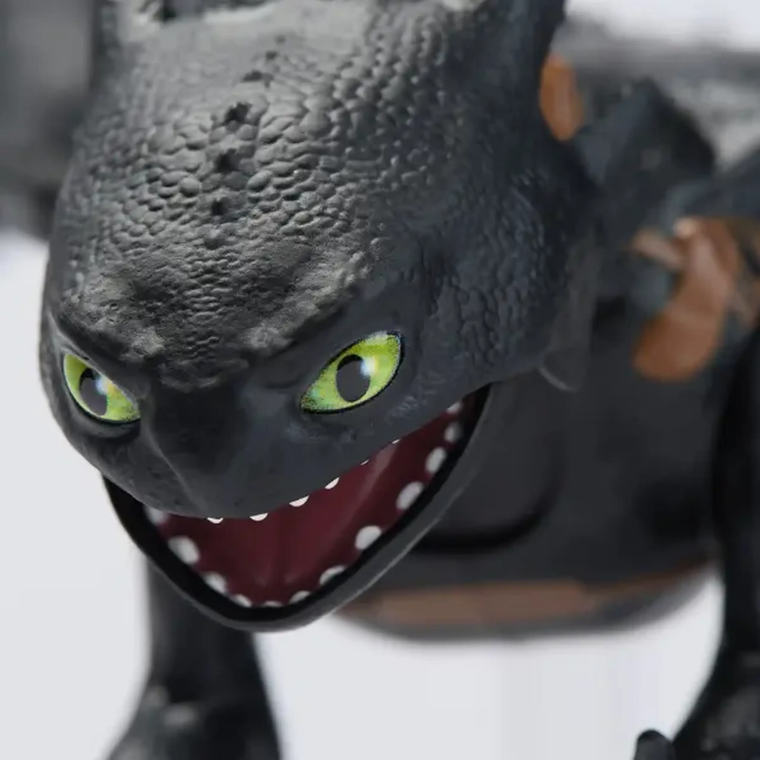 Jucărie interactivă "Toothless" cu efecte de lumină și sunet
