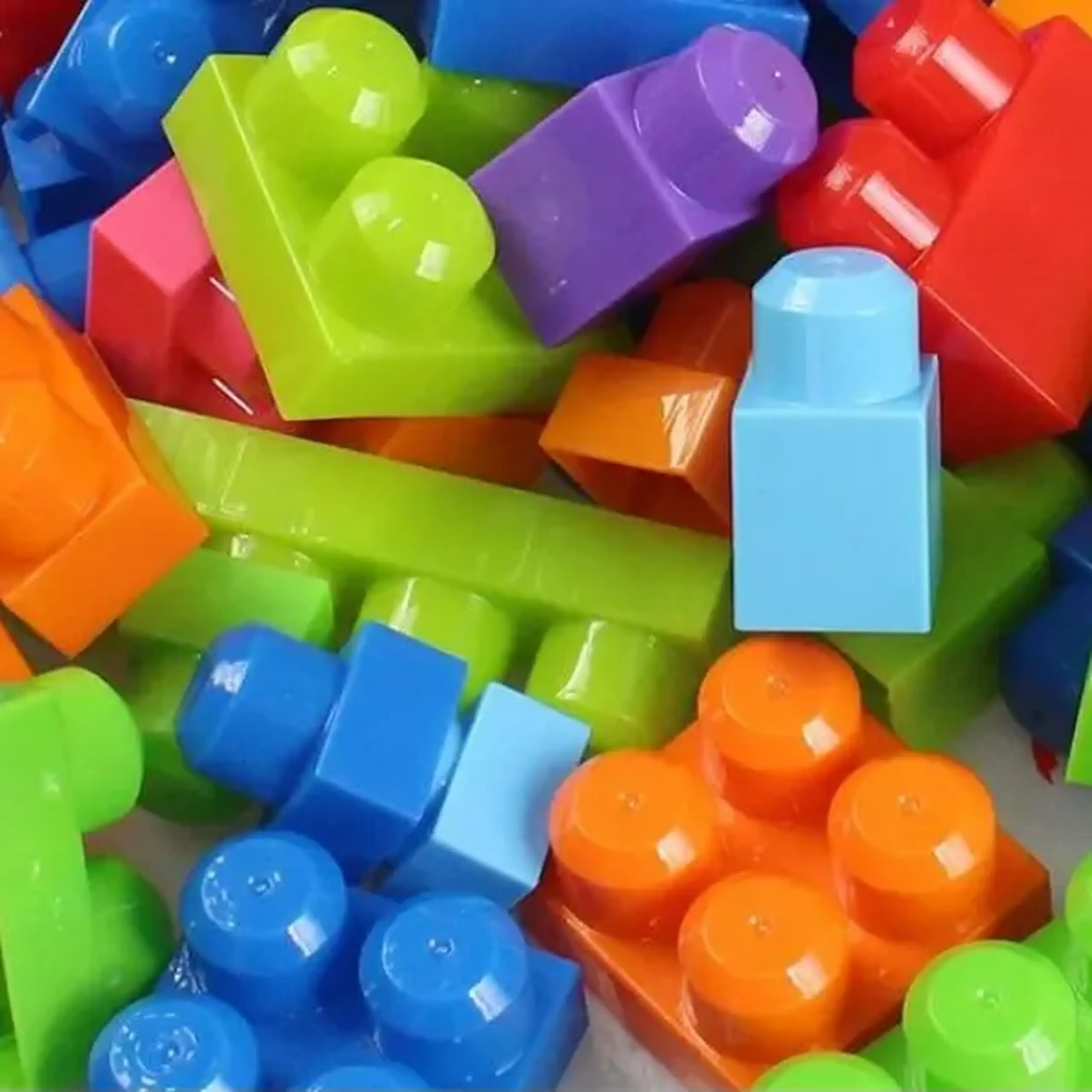 Set de construcție Găleată cu blocuri strălucitoare "Play Blox", 83 piese