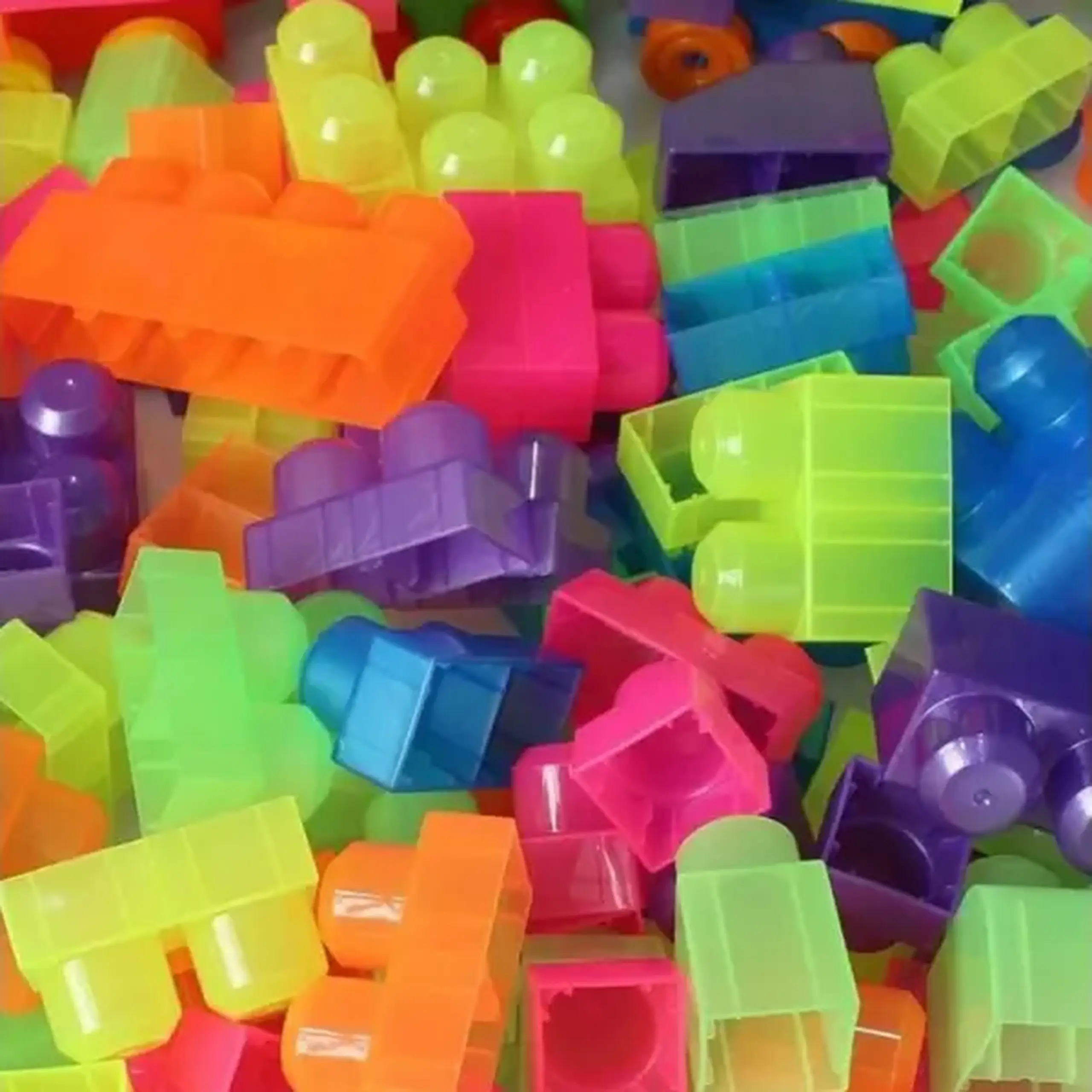 Set de construcție Găleată cu blocuri neon "Play Blox", 56 piese