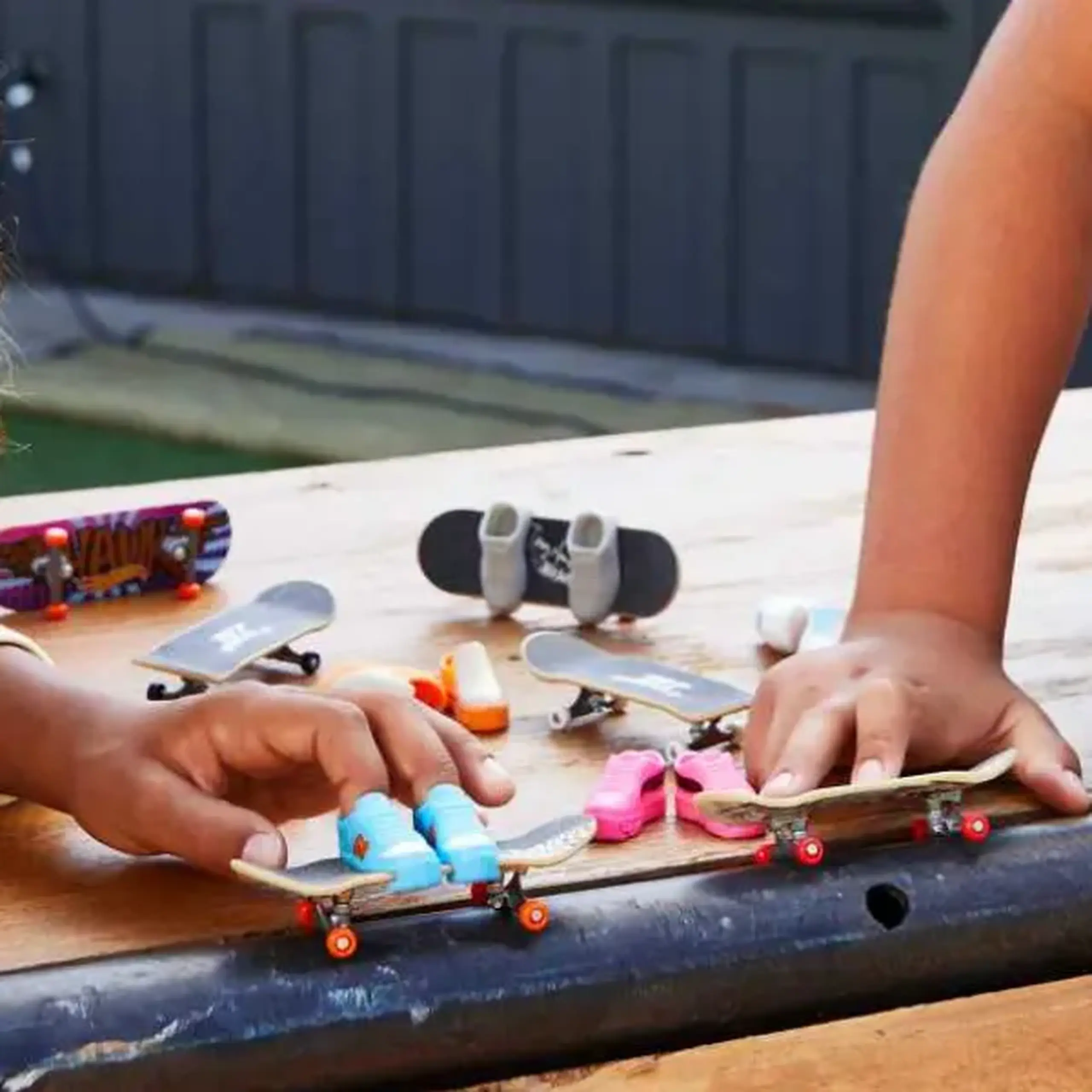 Hot Wheels Fingerboard-uri Neon Skate Tony Hawk, în asortiment