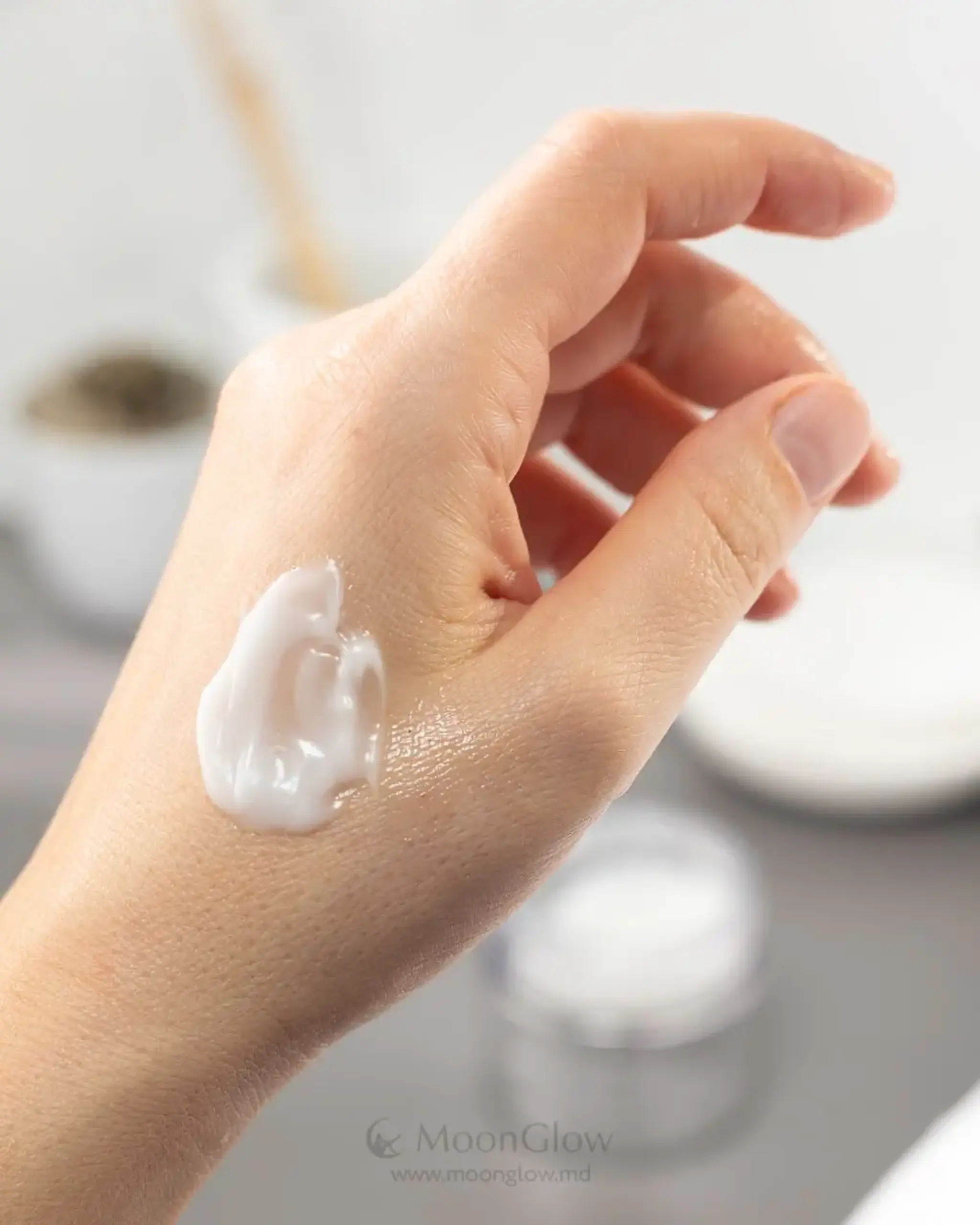 Cremă premium pentru uniformizarea tonului feței cu trufe negre Bueno Brightening Moisture Cream 80g
