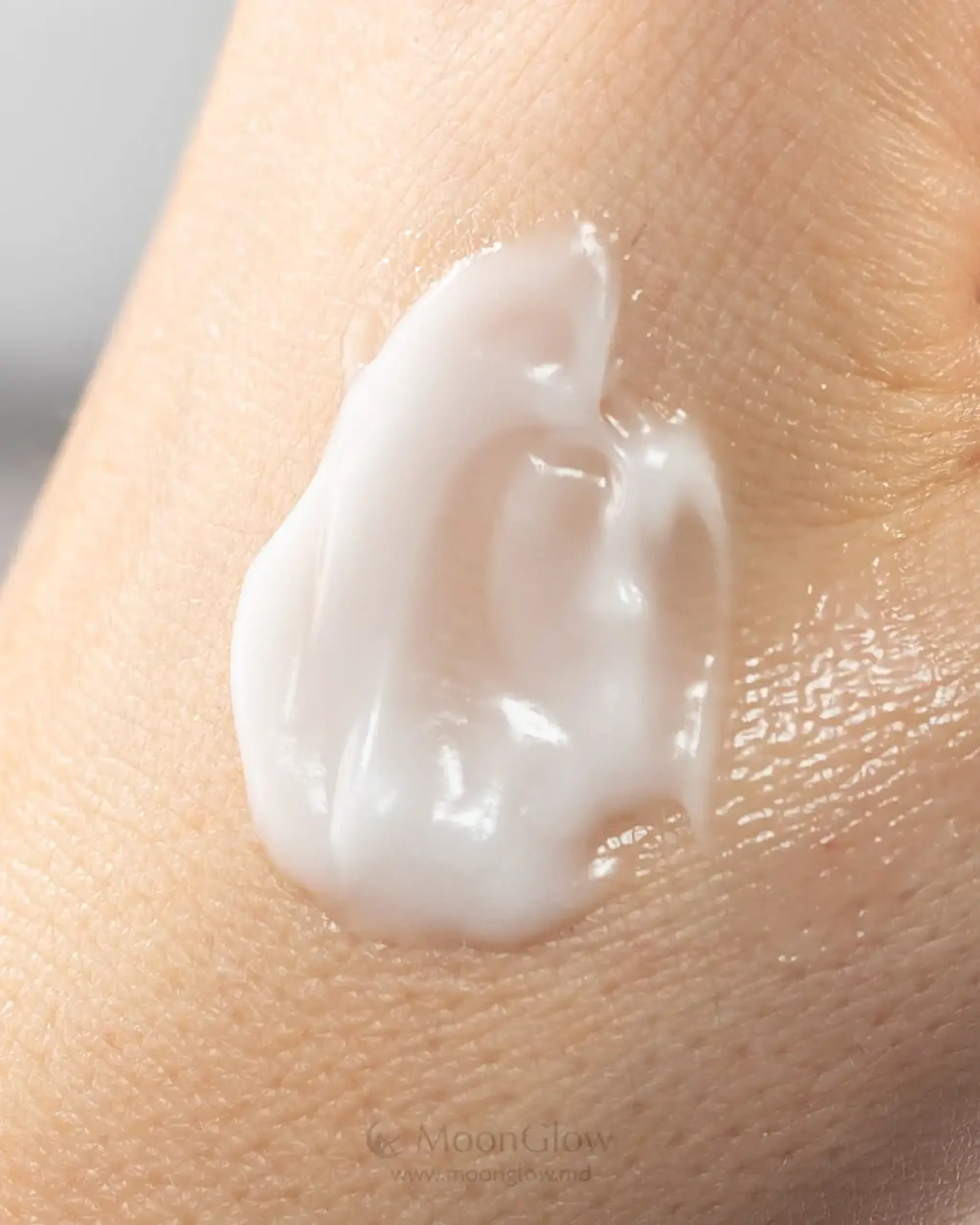 Cremă premium pentru uniformizarea tonului feței cu trufe negre Bueno Brightening Moisture Cream 80g