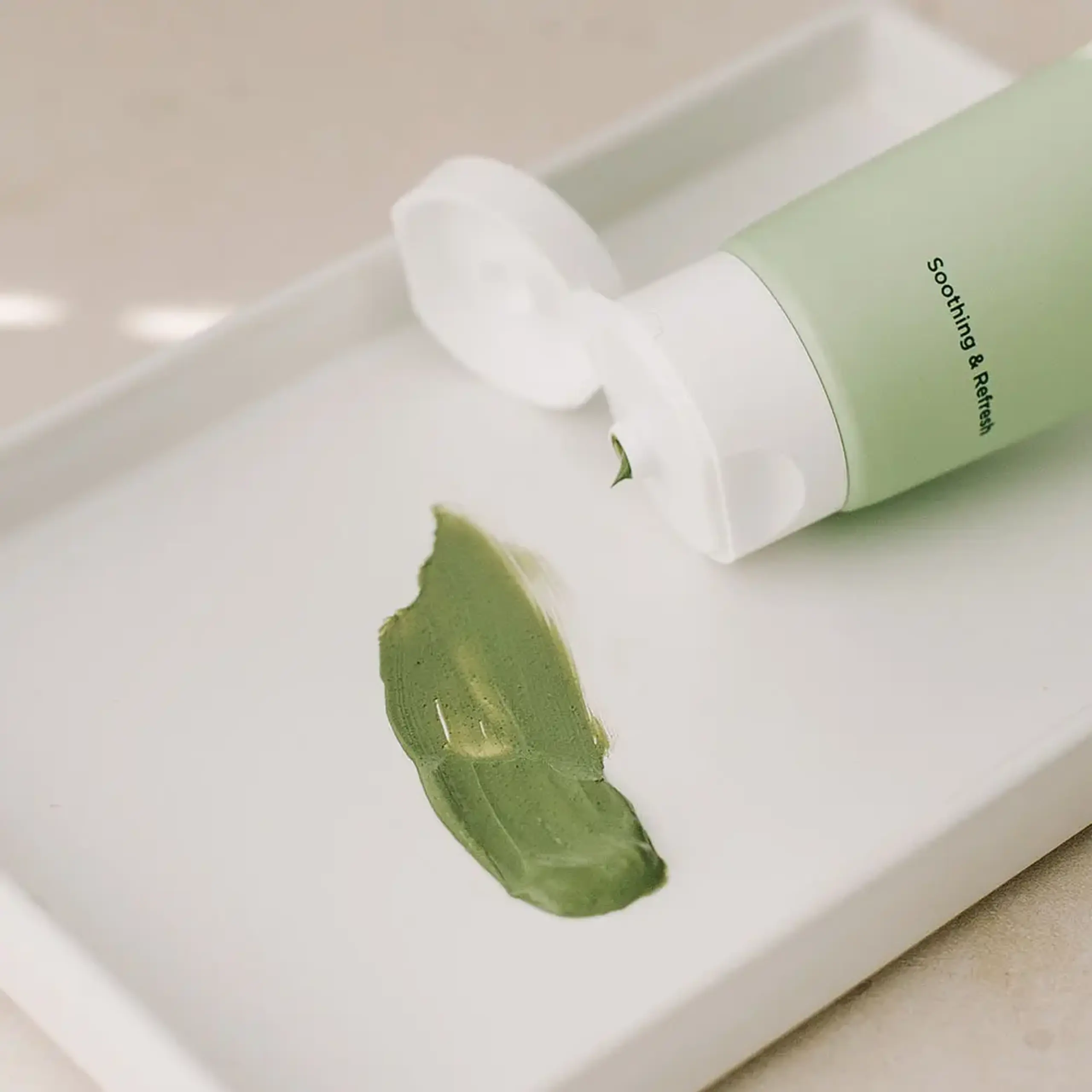 Mască calmantă din argilă cu ceai verde Manyo Herb Green Cica Pack 75ml