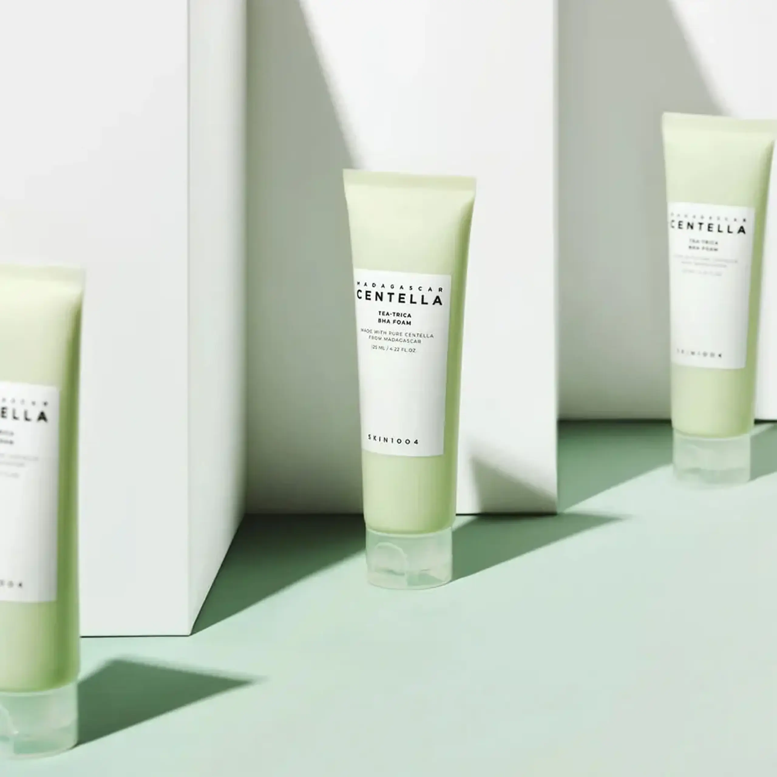 Spumă de curățare cu 0,45% acid salicilic și 0,2% ulei de arbore de ceai Skin1004 Madagascar Centella Tea-Trica BHA Foam 125ml