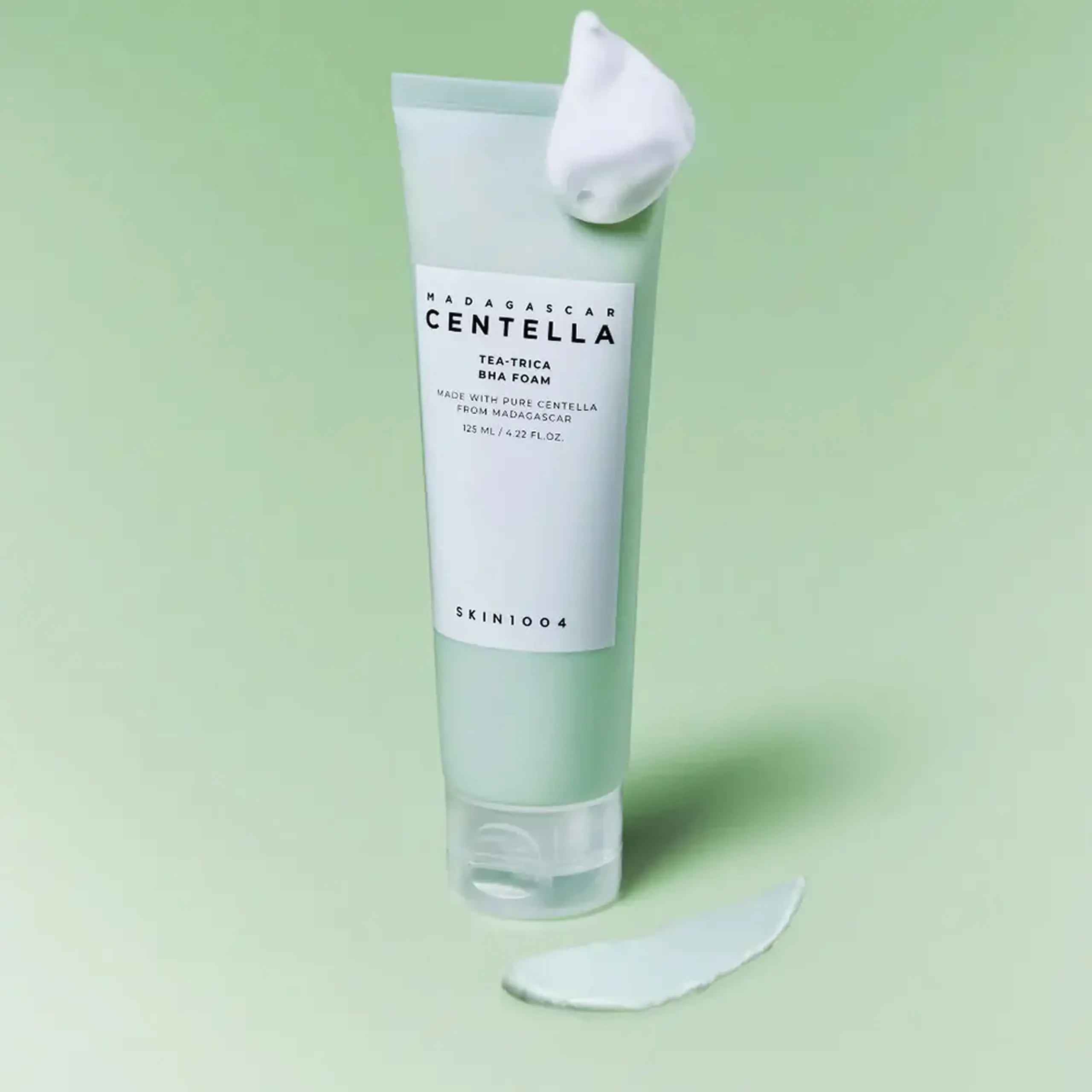 Spumă de curățare cu 0,45% acid salicilic și 0,2% ulei de arbore de ceai Skin1004 Madagascar Centella Tea-Trica BHA Foam 125ml
