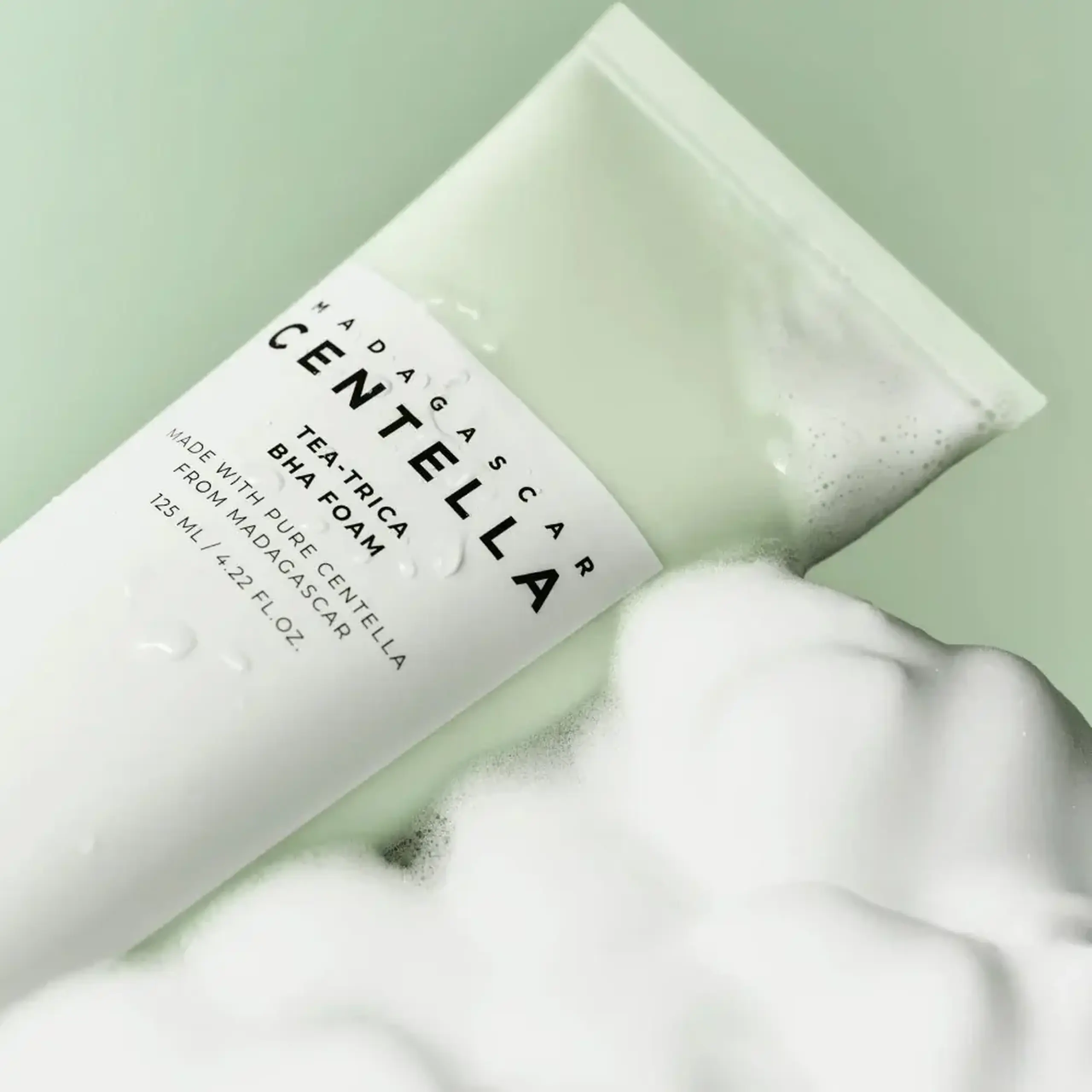 Spumă de curățare cu 0,45% acid salicilic și 0,2% ulei de arbore de ceai Skin1004 Madagascar Centella Tea-Trica BHA Foam 125ml