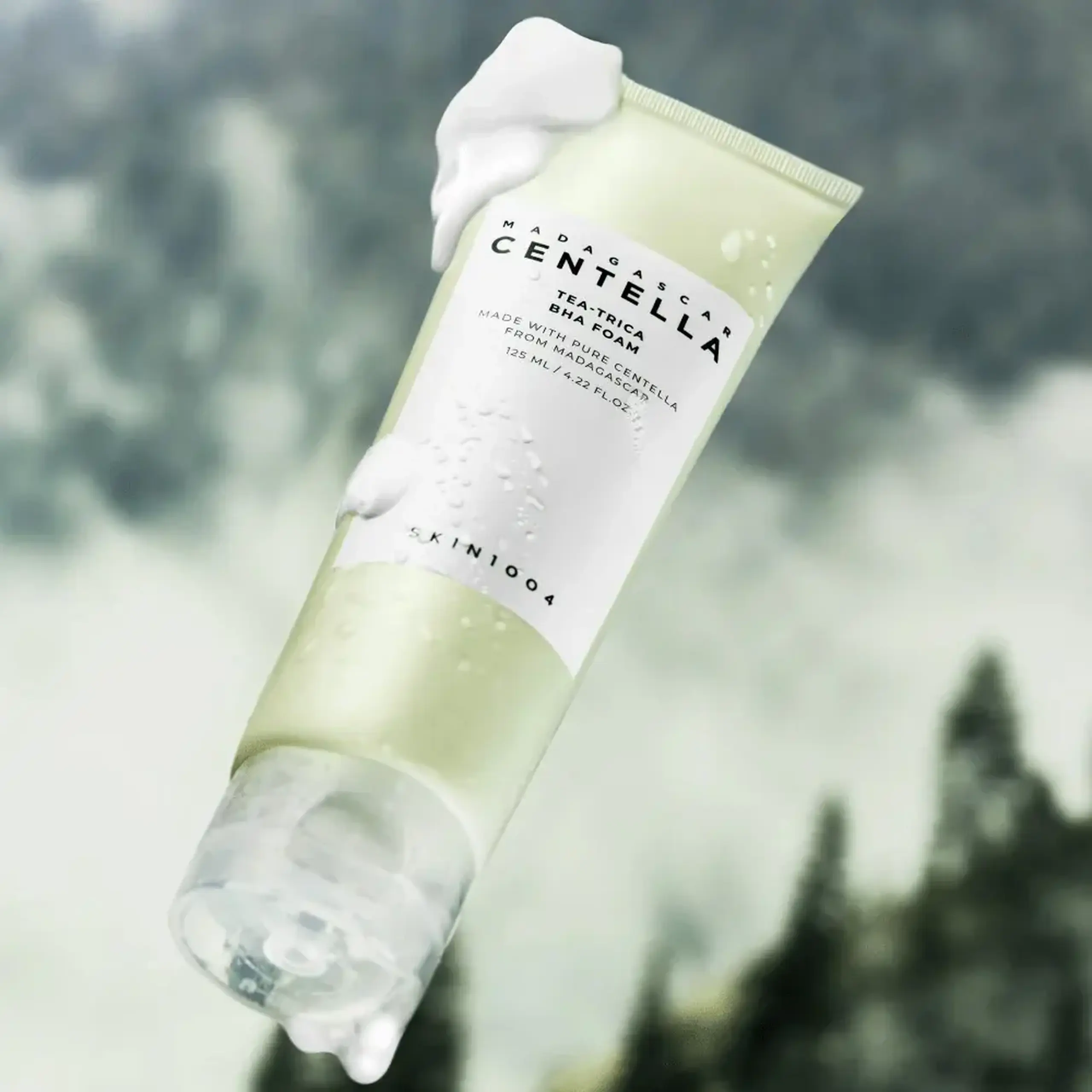 Spumă de curățare cu 0,45% acid salicilic și 0,2% ulei de arbore de ceai Skin1004 Madagascar Centella Tea-Trica BHA Foam 125ml