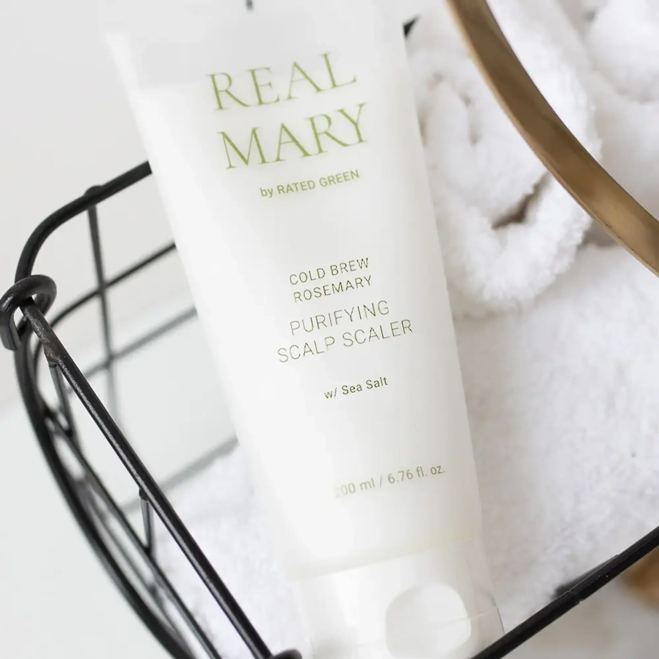 Mască pentru curățirea scalpului Rated Green Cold Brew Rosemary Purifying Scalp Scaler Sea Salt 200ml