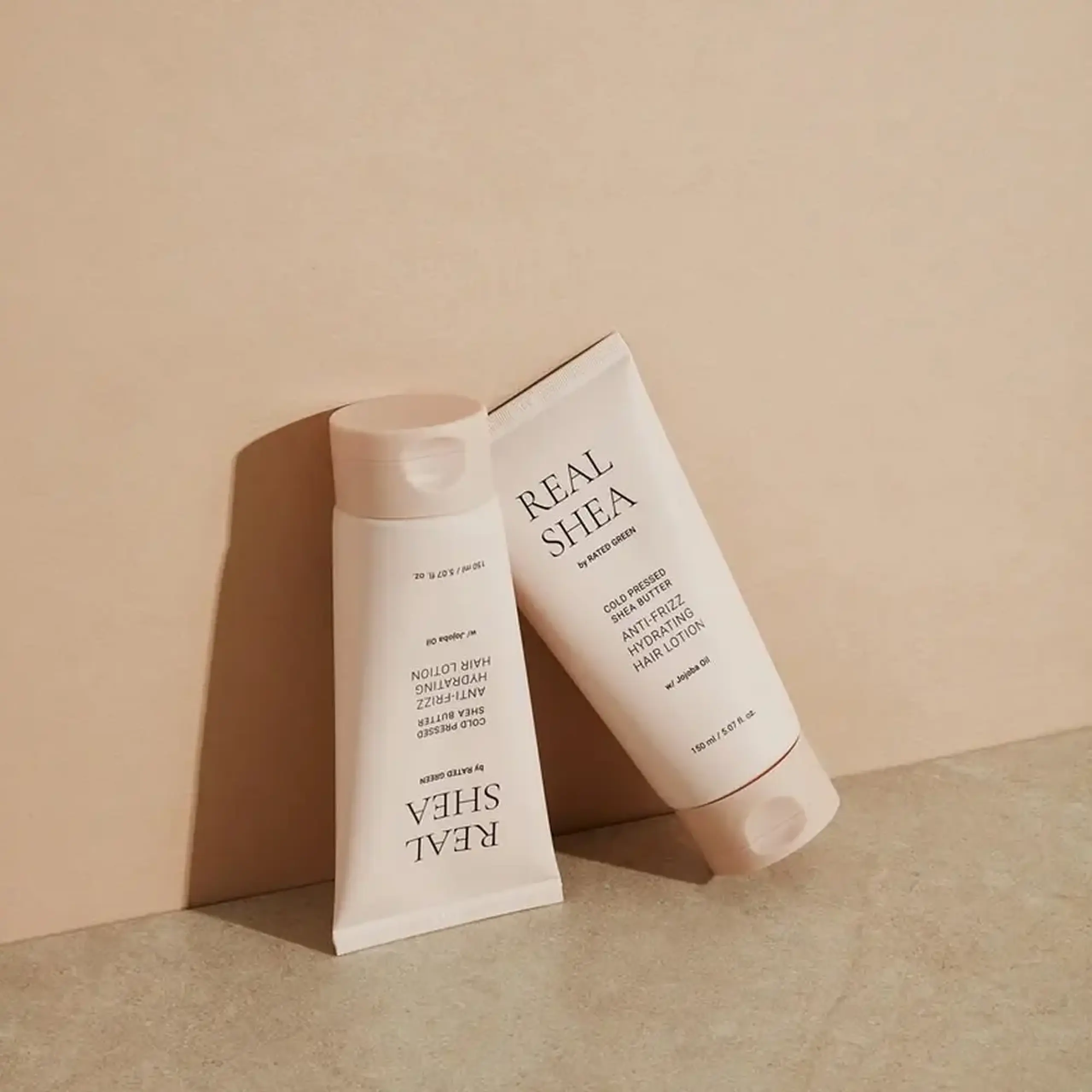 Loțiune împotriva firelor ne-ascultătoare Rated Green Cold Pressed Shea Butter Anti-Frizz Hair Lotion 150ml