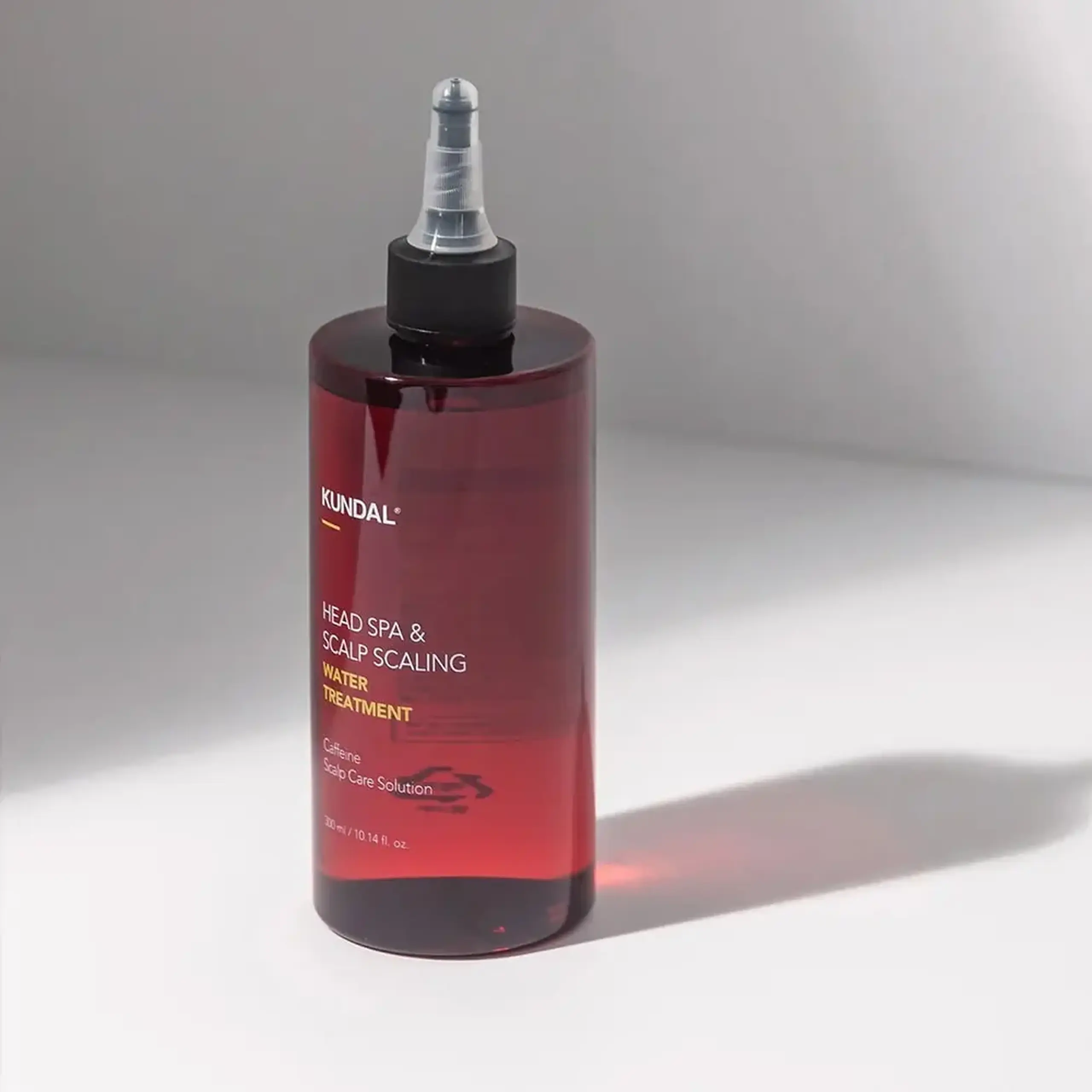 Ser împotriva căderii părului, hrănește şi restabileşte scalpul Kundal Head SPA &amp; Scalp Scaling Caffeine Water Treatment 300ml Herb Mint