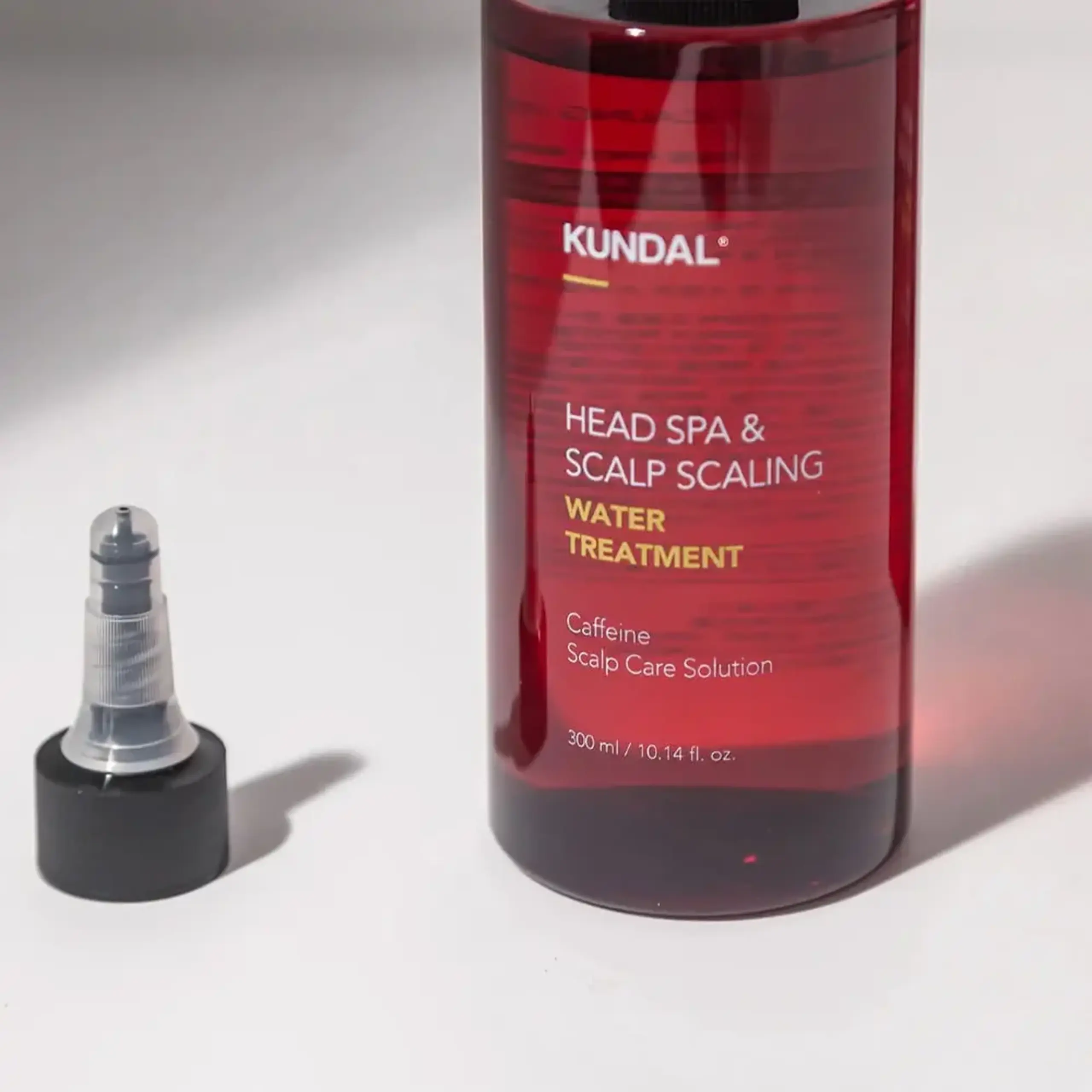 Ser împotriva căderii părului, hrănește şi restabileşte scalpul Kundal Head SPA &amp; Scalp Scaling Caffeine Water Treatment 300ml Herb Mint