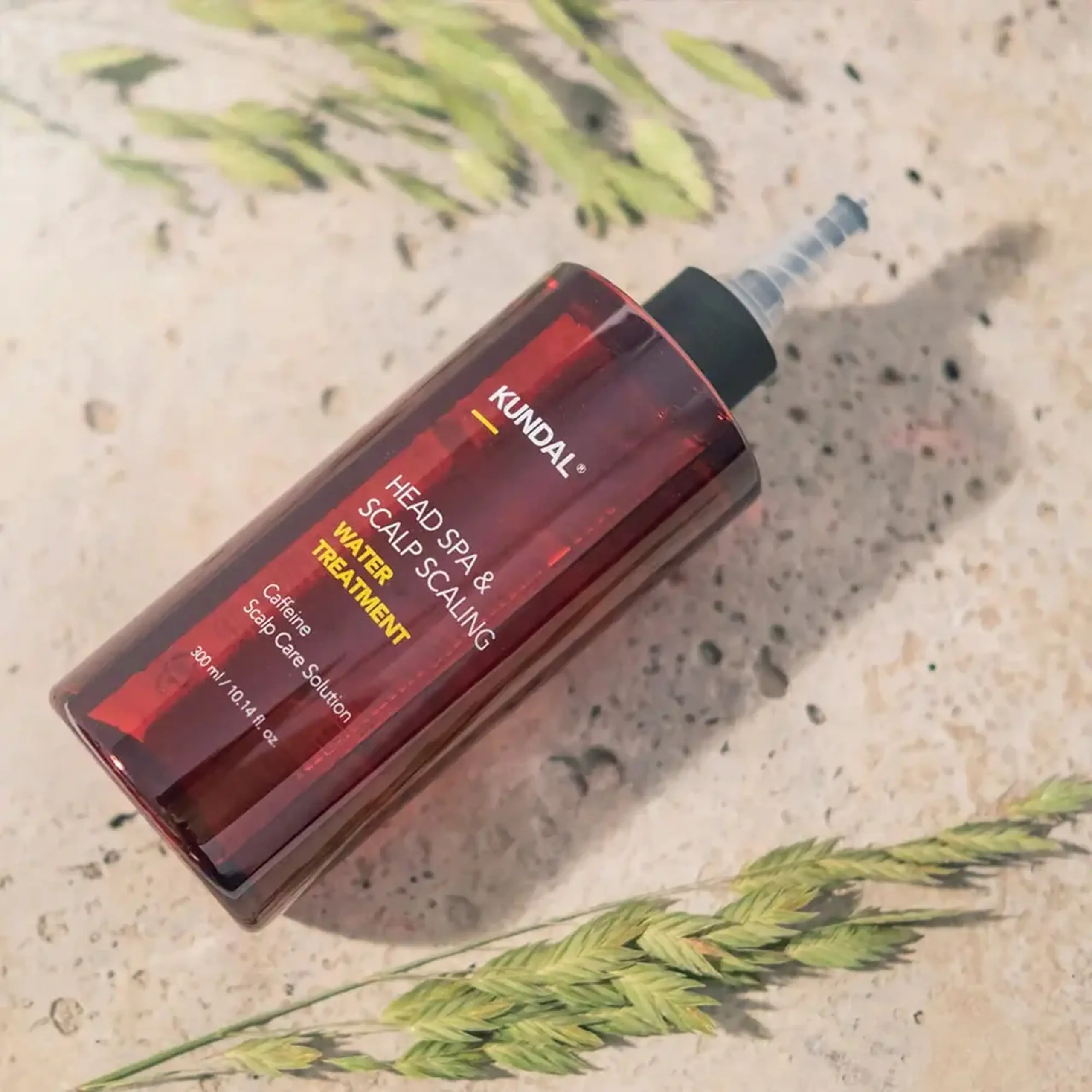 Ser împotriva căderii părului, hrănește şi restabileşte scalpul Kundal Head SPA &amp; Scalp Scaling Caffeine Water Treatment 300ml Herb Mint