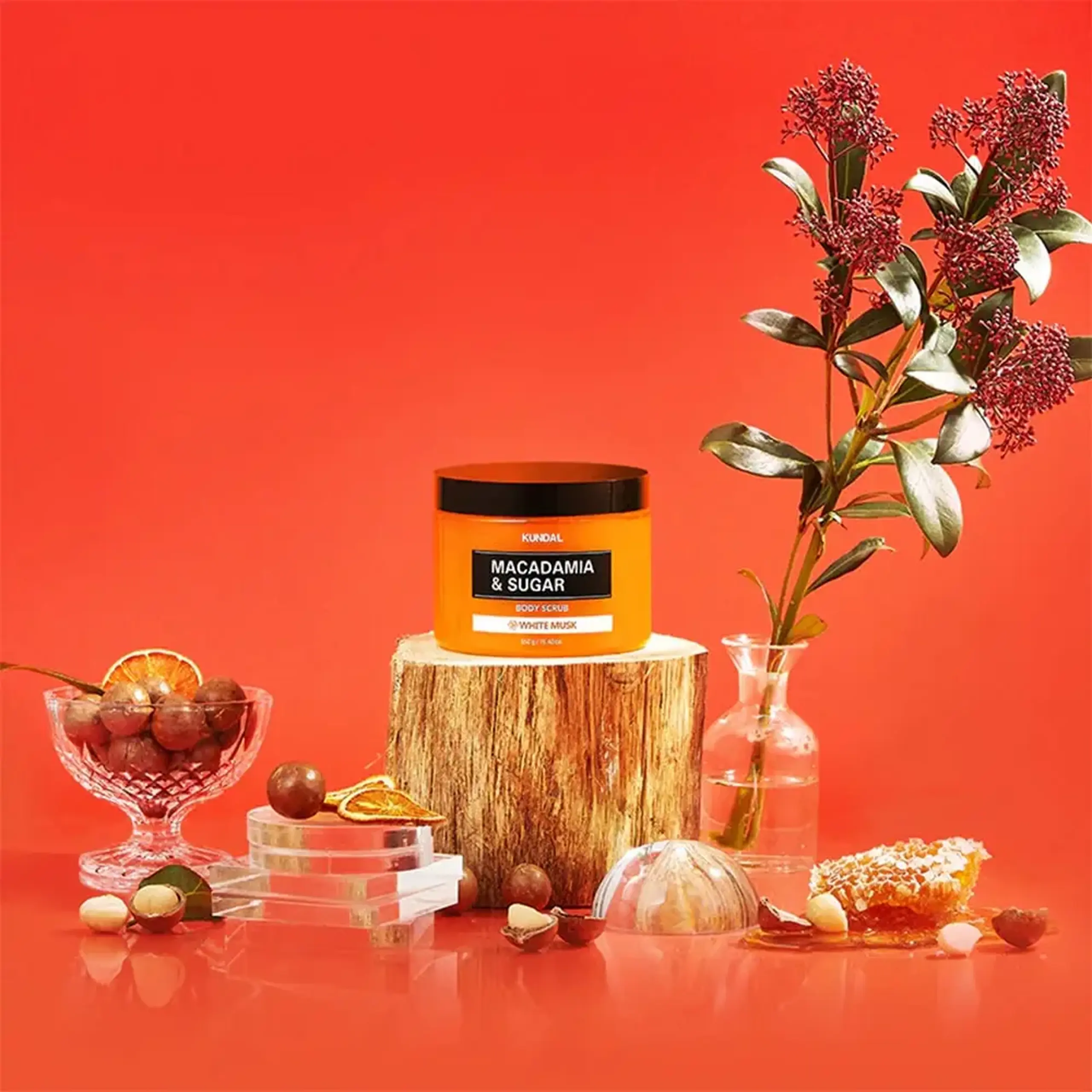 Scrub pentru corp Kundal Macadamia & Sugar Body Scrub White Musk 550g