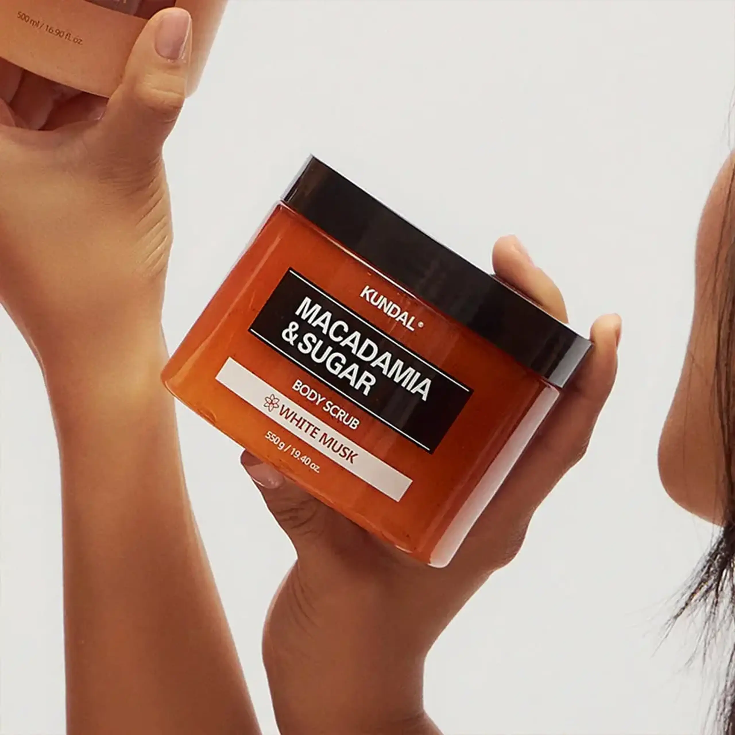 Scrub pentru corp Kundal Macadamia & Sugar Body Scrub White Musk 550g