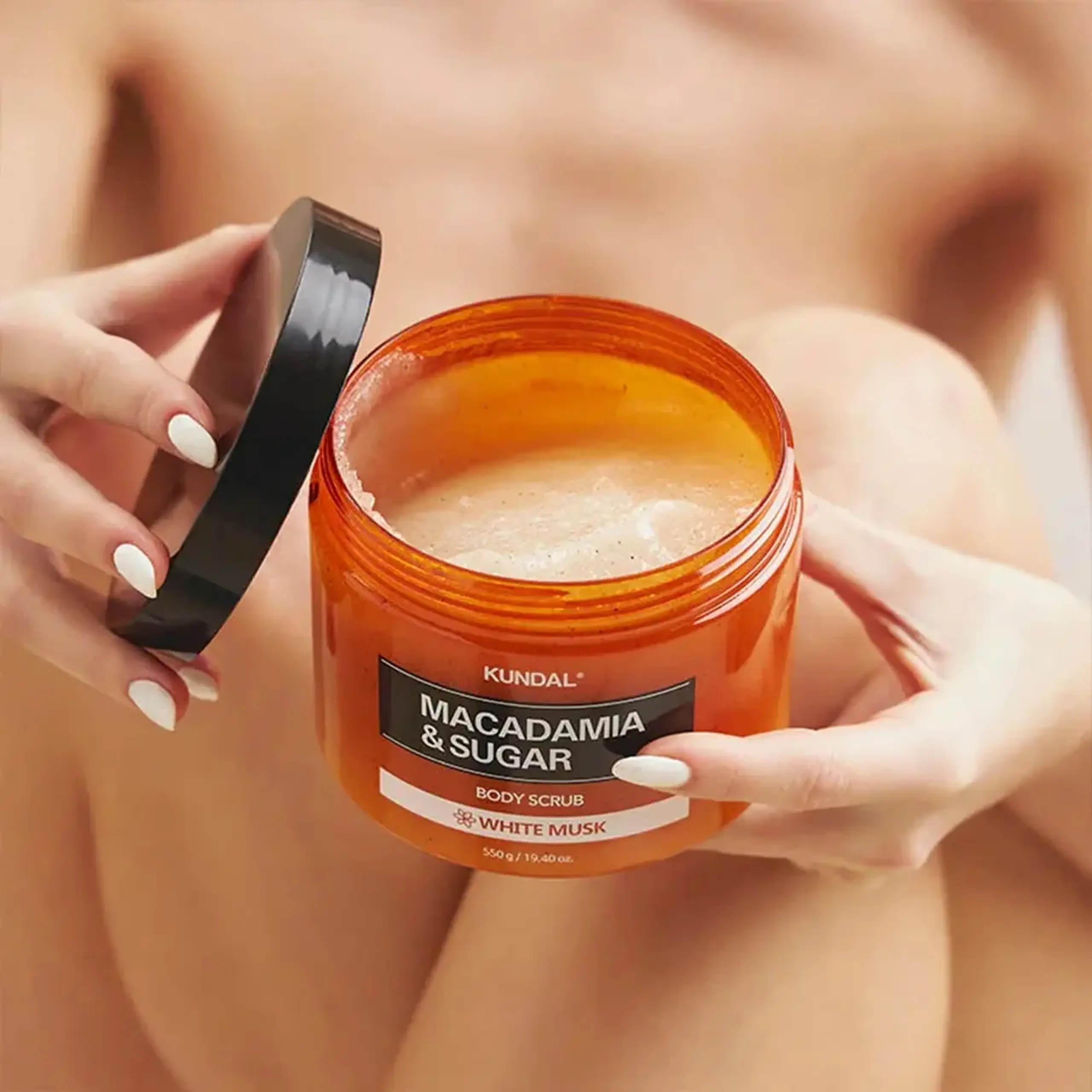 Scrub pentru corp Kundal Macadamia & Sugar Body Scrub White Musk 550g