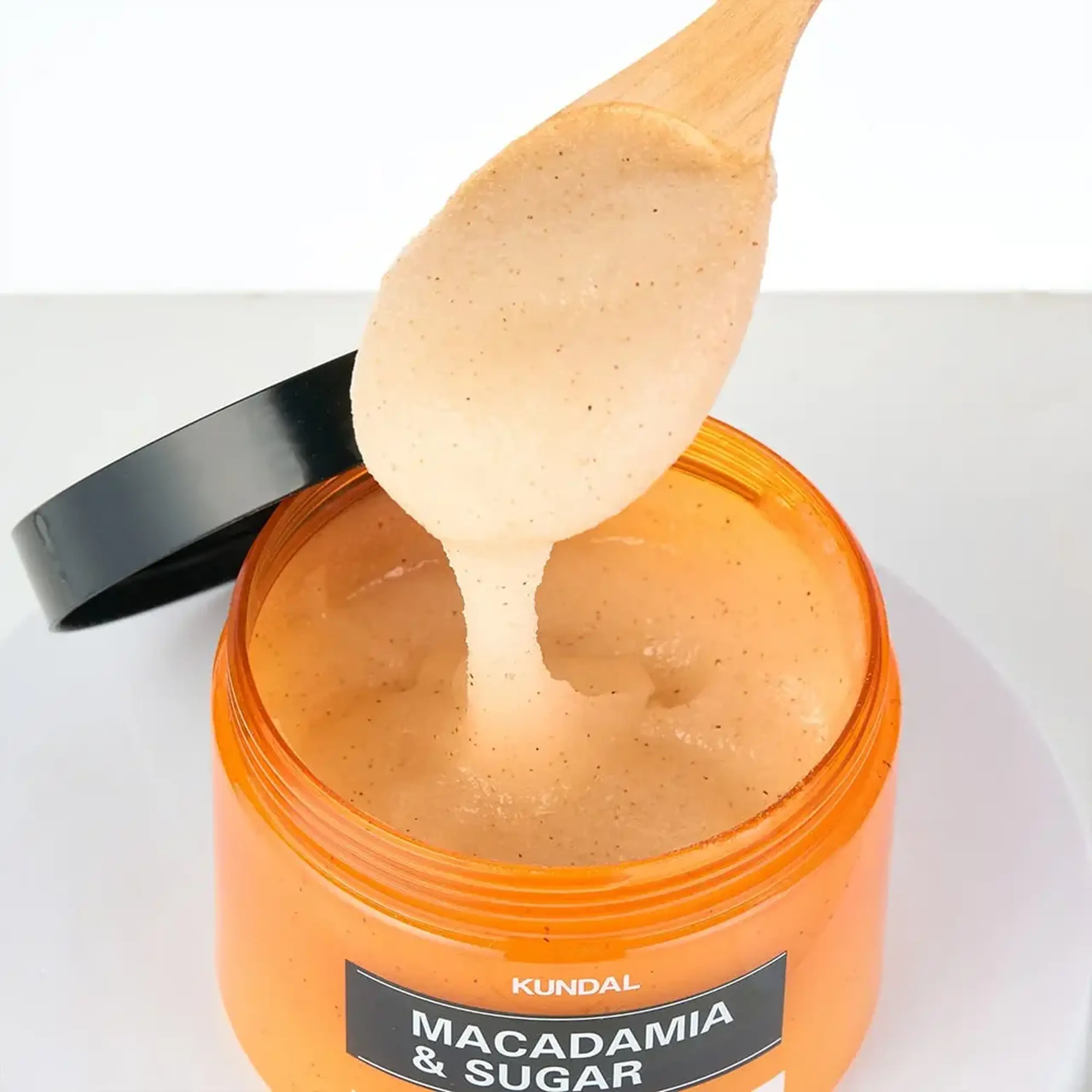 Scrub pentru corp Kundal Macadamia & Sugar Body Scrub White Musk 550g