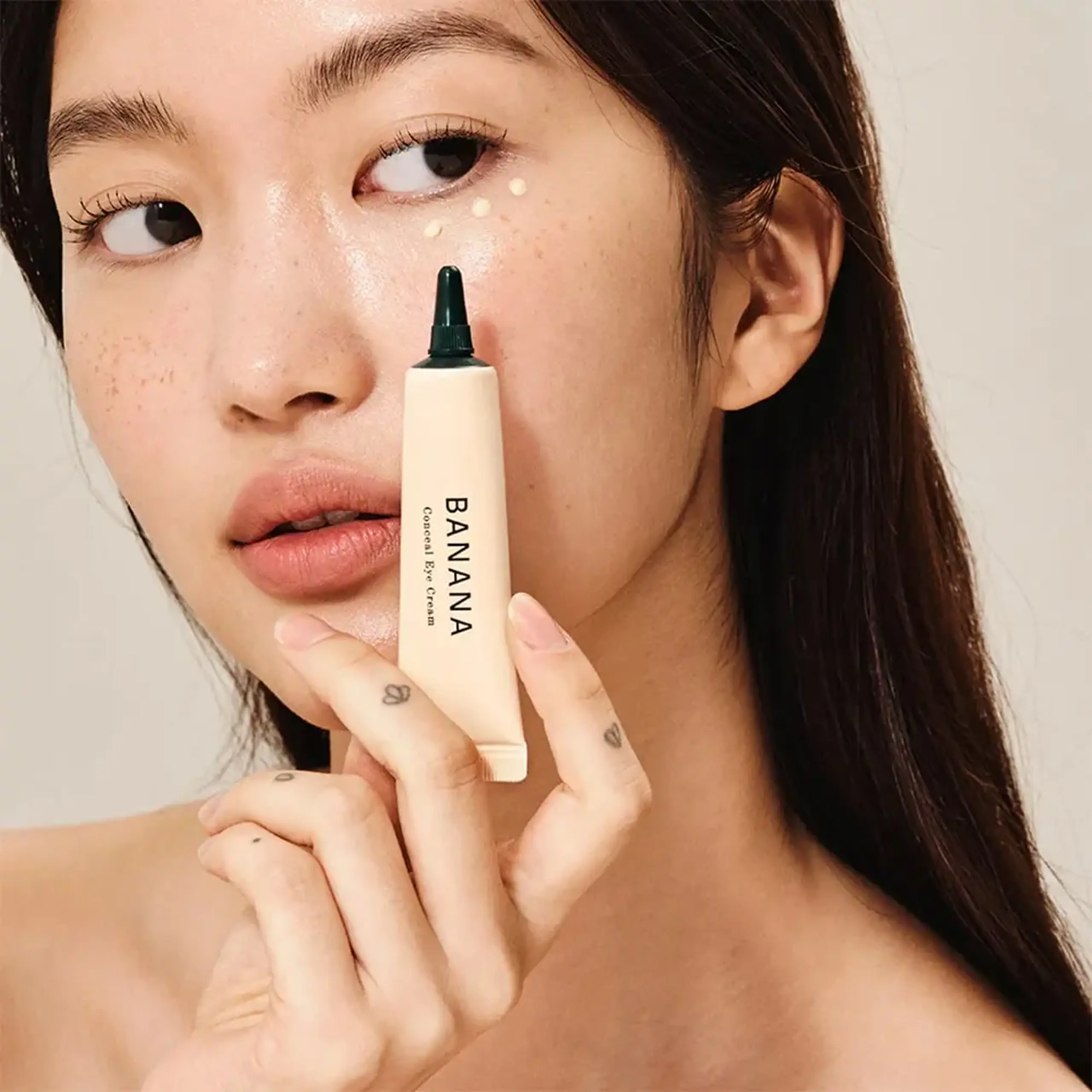Crema de ochi cu pigment cu peptide şi extracte din plante ShaiShaiShai Banana Conceal Eye Cream 15ml