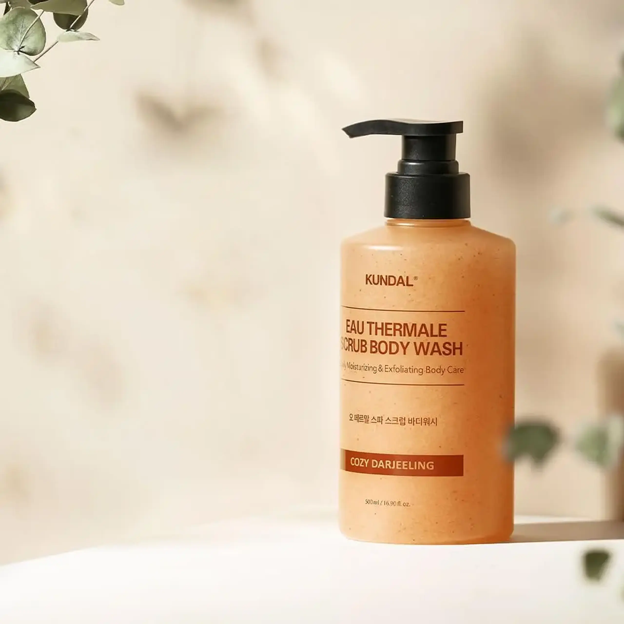 Scrub pentru corp KUNDAL Eau Thermale Spa Scrub Body Wash Cozy Darjeelinc 500ml