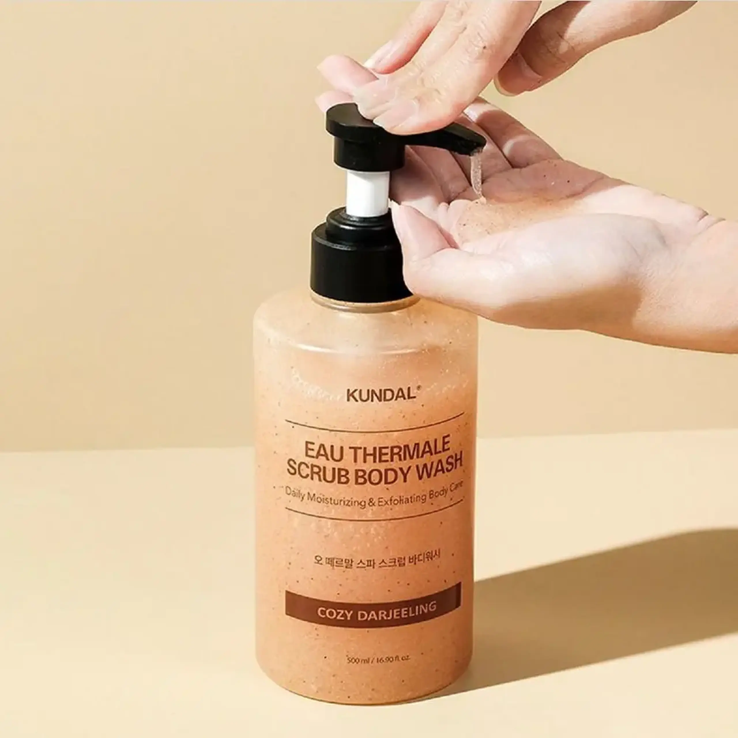 Scrub pentru corp KUNDAL Eau Thermale Spa Scrub Body Wash Cozy Darjeelinc 500ml