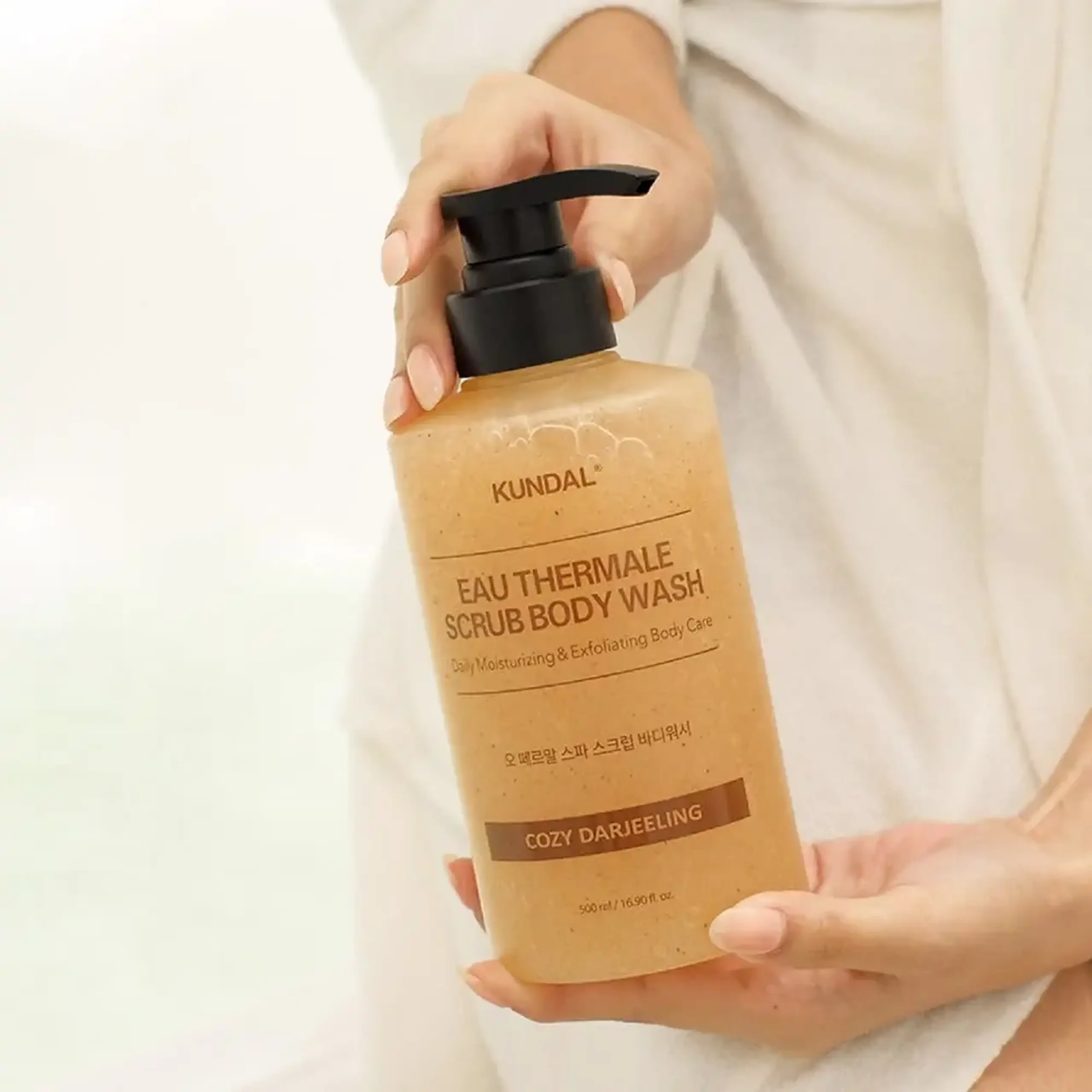 Scrub pentru corp KUNDAL Eau Thermale Spa Scrub Body Wash Cozy Darjeelinc 500ml
