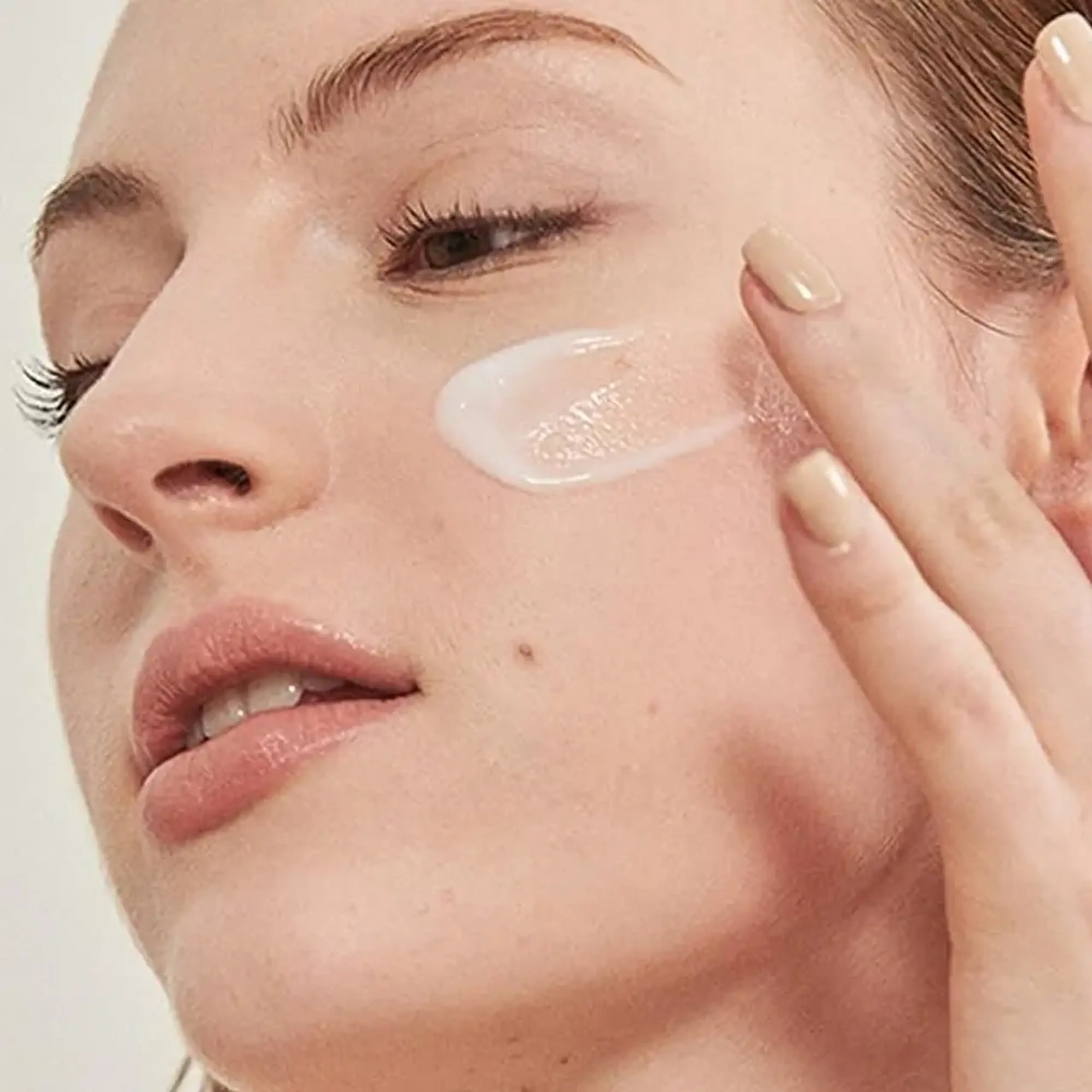 Cremă hidratantă pentru fermitatea şi elasticitea pielii Mizon Hyalugen Le Lift Cream 50ml