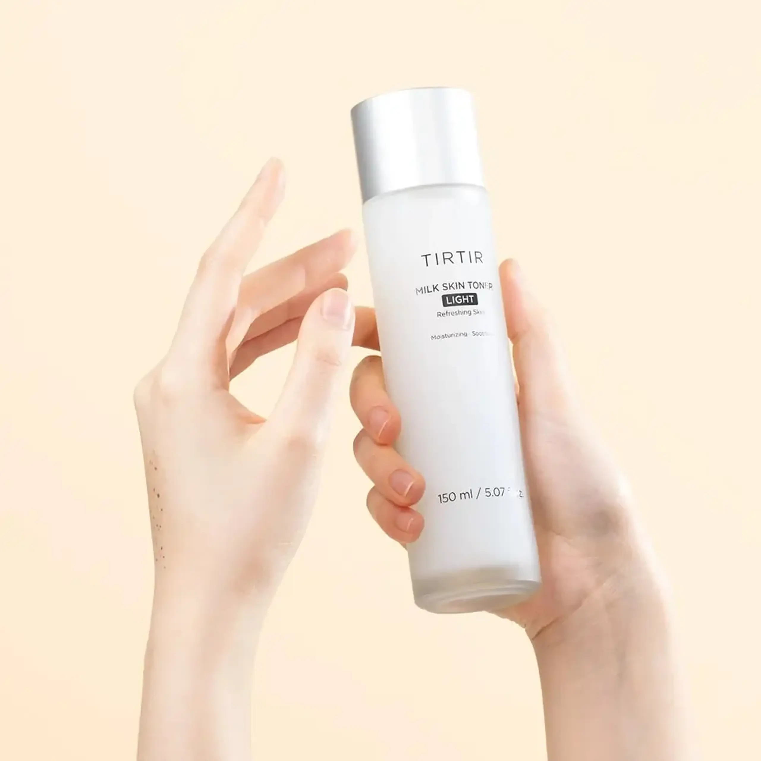 Toner ușor cu 4% niacinamidă TIRTIR Milk Skin Toner Light 150ml