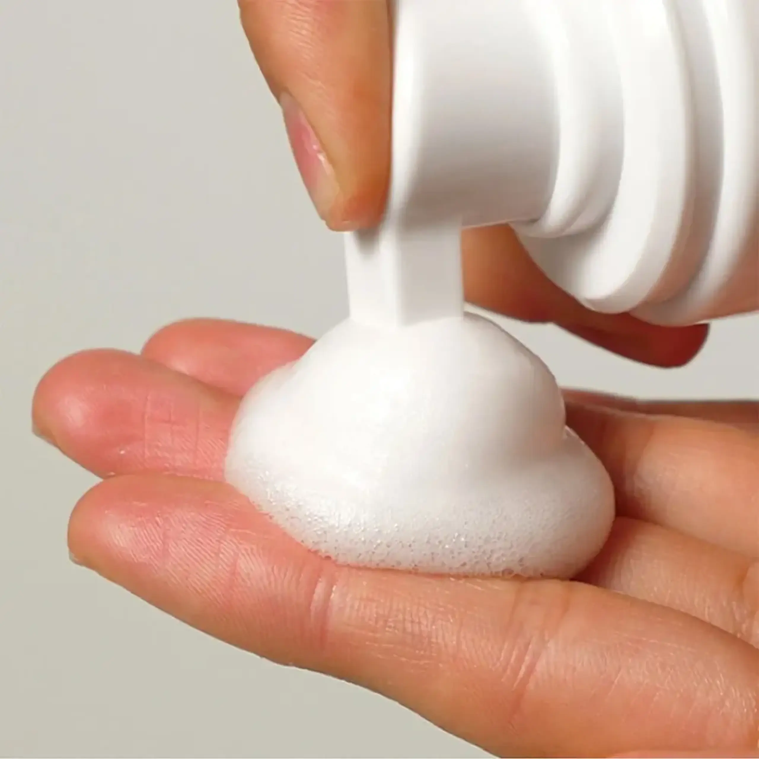 Spumă de curățare delicată Dermafirm Hydra Foaming Cleanser R4 Acne-free 150g