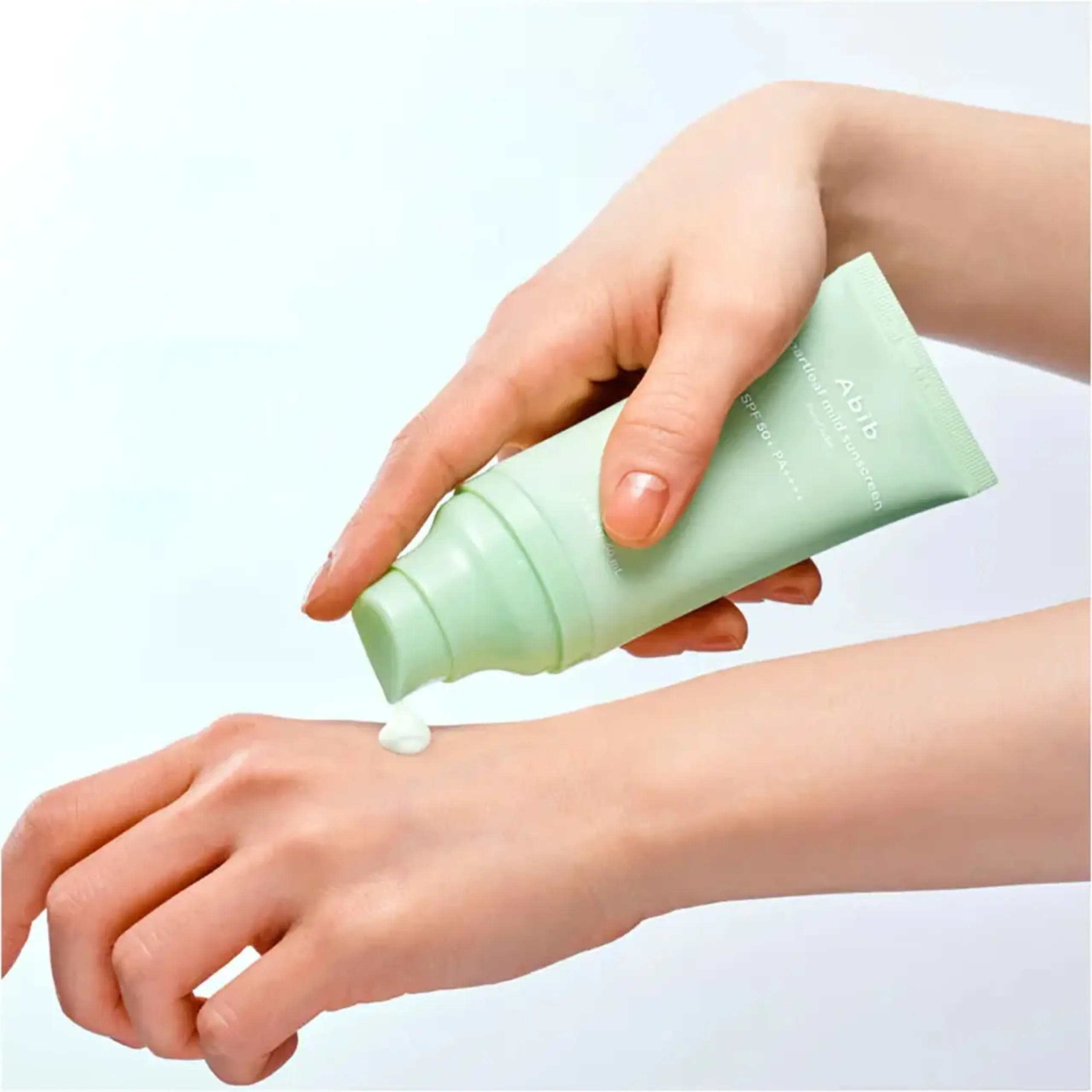 Cremă de protecție solară calmantă Abib Heartleaf Mild Sunscreen Relief Tube SPF50+ PA++++ 50 ml