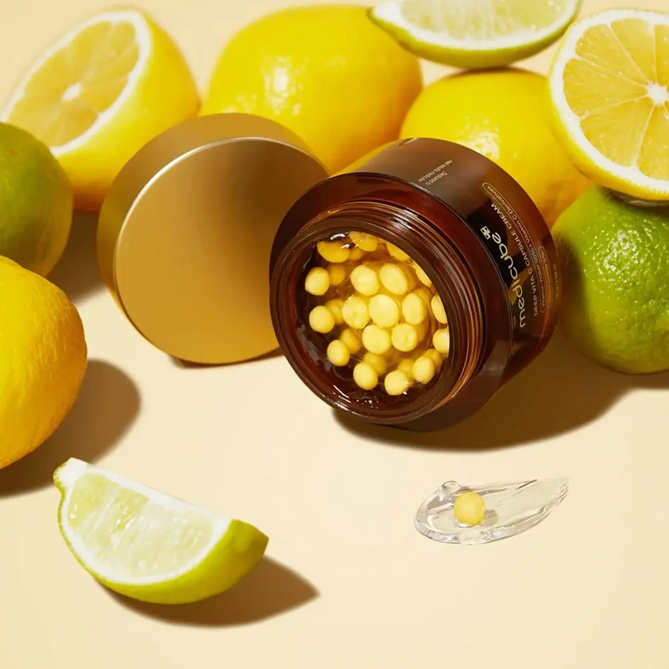 Cremă hidratantă și iluminatoare cu vitamina C Medicube Deep Vita C Capsule Cream 55 ml