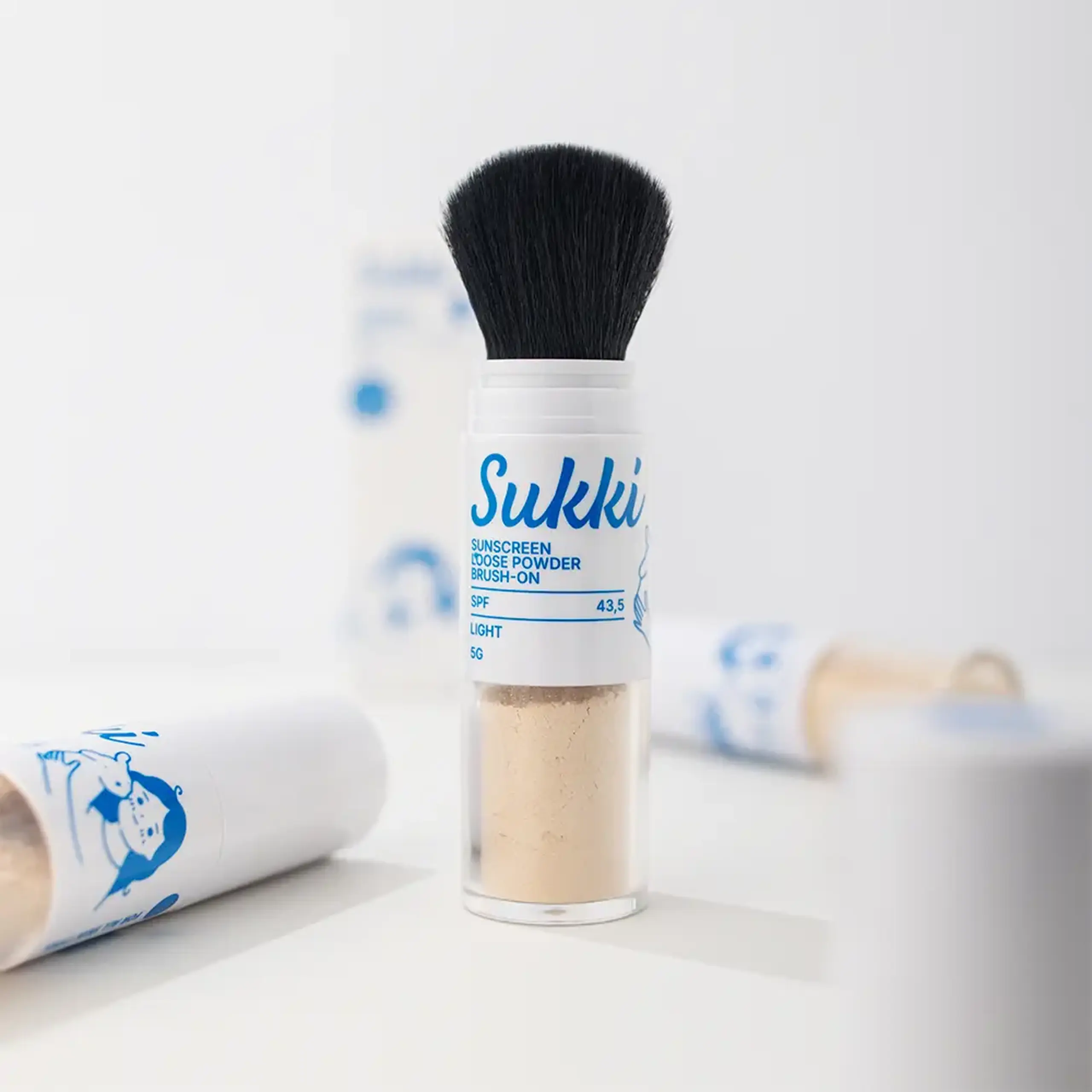 Pudră cu protecție solară cu pensulă Sukki Sunscreen Loose Powder Brush-On SPF 43.5 5g