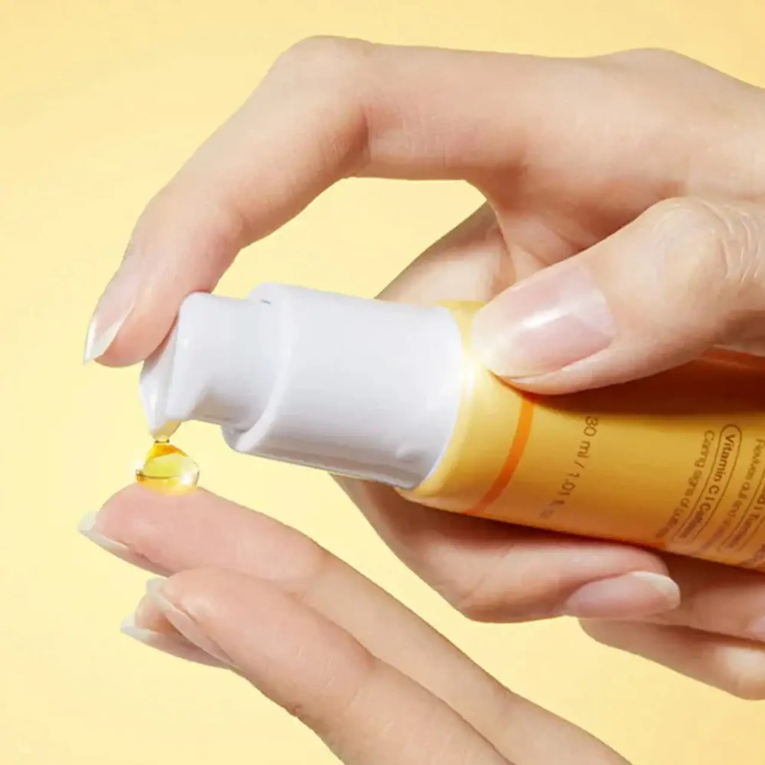 Ser-gel pentru zona din jurul ochilor cu efect de iluminare Medicube Kojic Acid Turmeric Vita Eye Gel Serum 30 ml