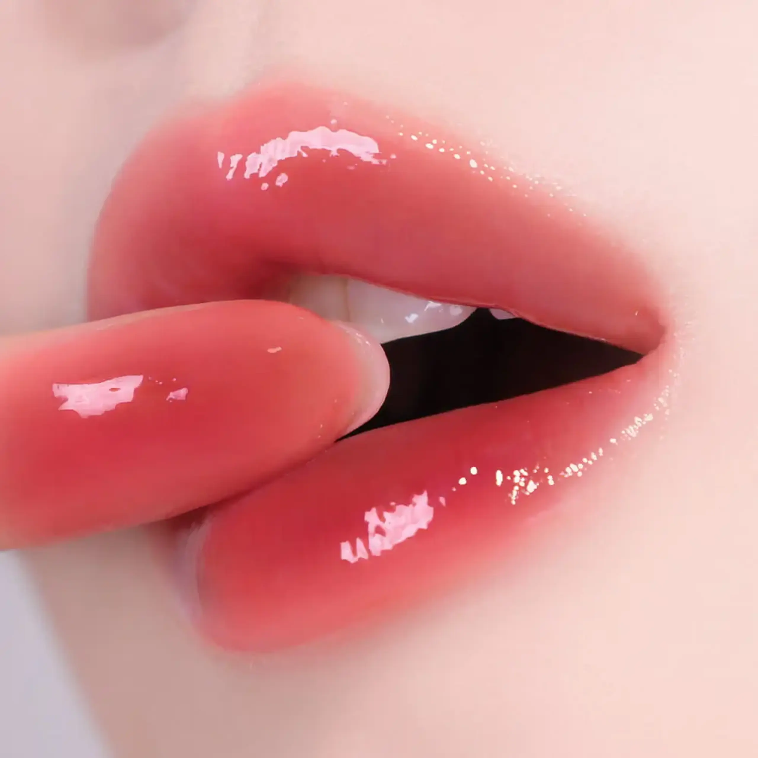 Luciu de buze Huemi Melting Glaze Lip Gloss 05 Scarlet Kiss