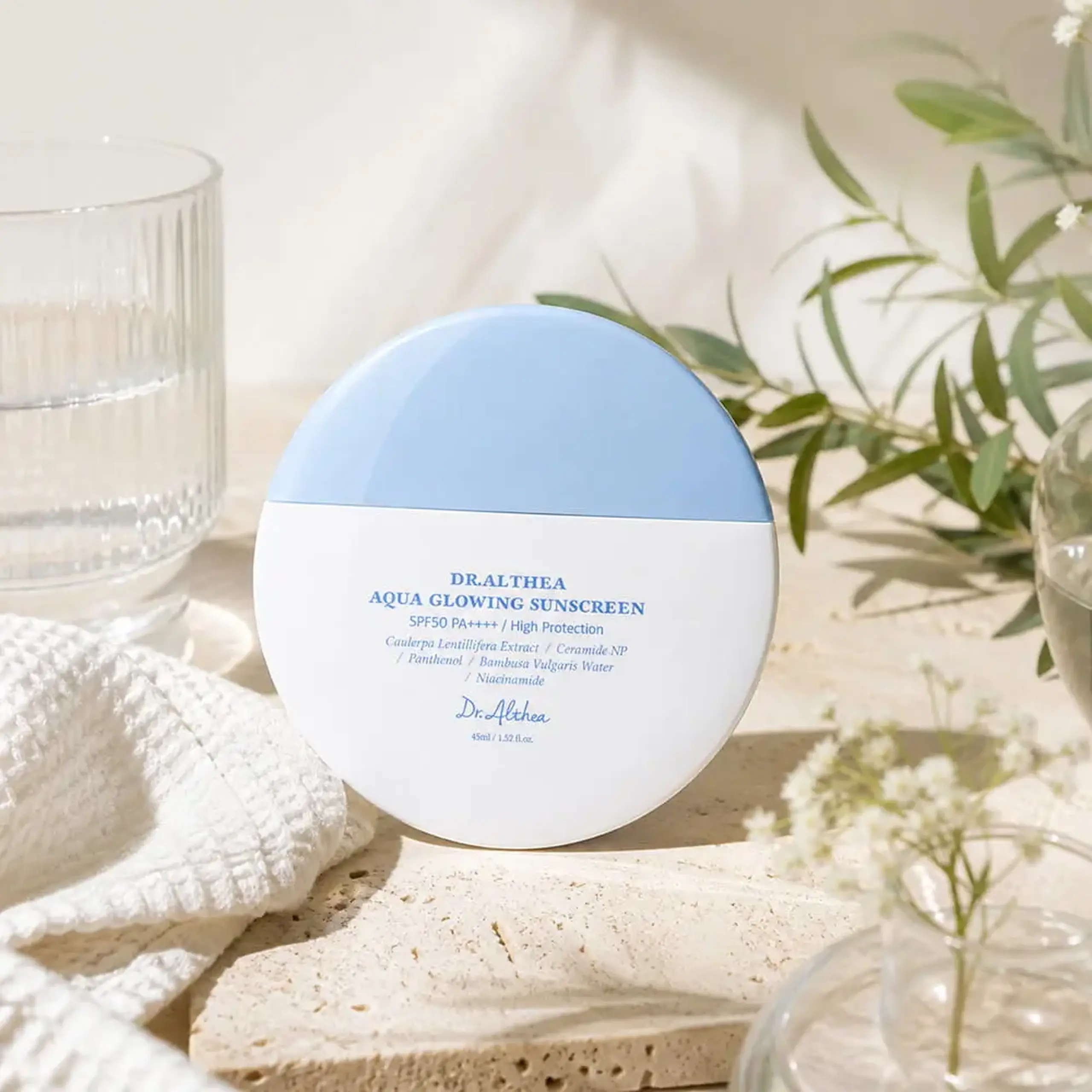 Cremă de protecție solară hidratantă cu efect luminos Dr. Althea Aqua Glowing Sunscreen SPF50+ PA++++ 45 ml